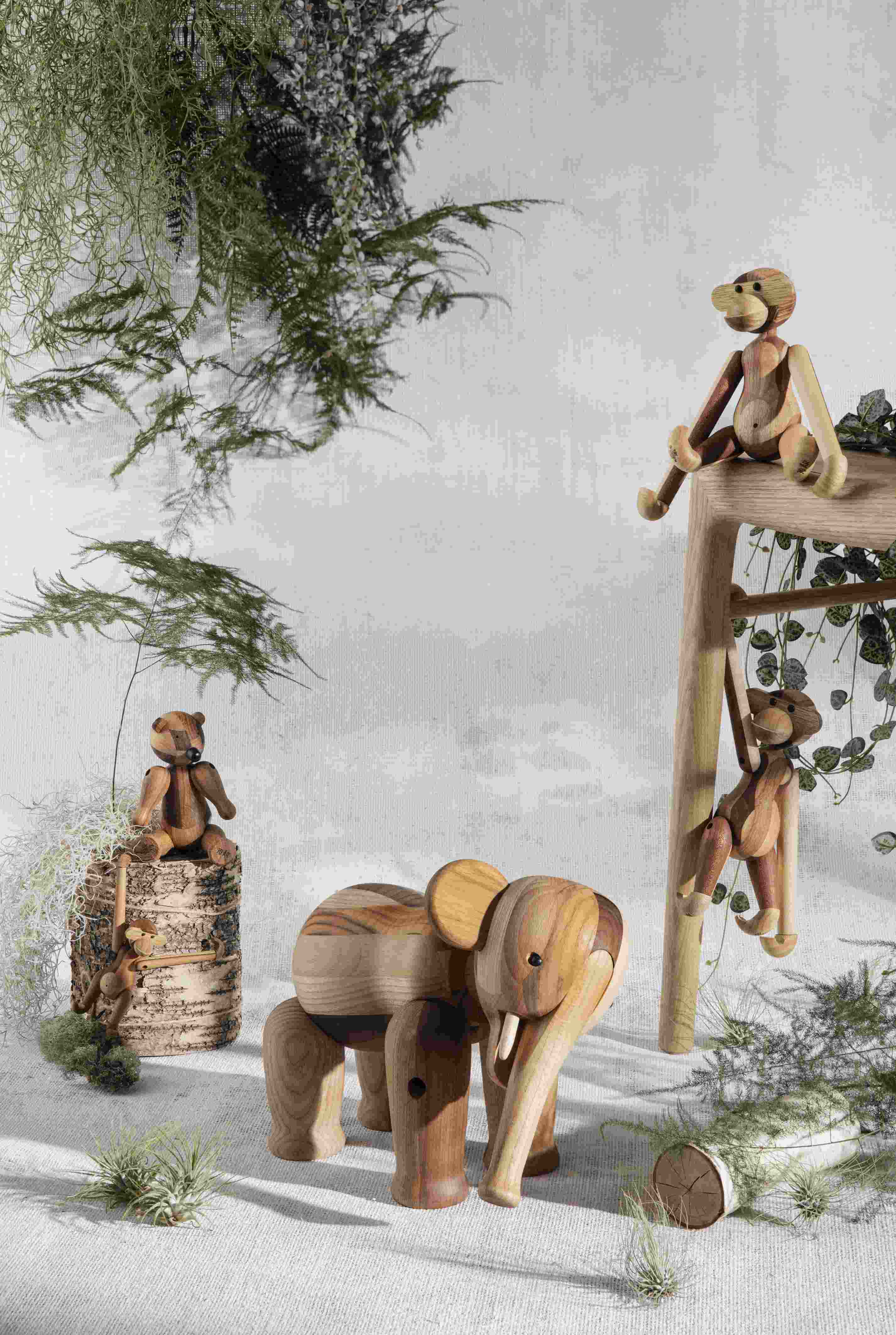 Holztiere: Elefant, Affen und Bär als dekorative Holzfiguren für Kinderzimmer und Sammler.