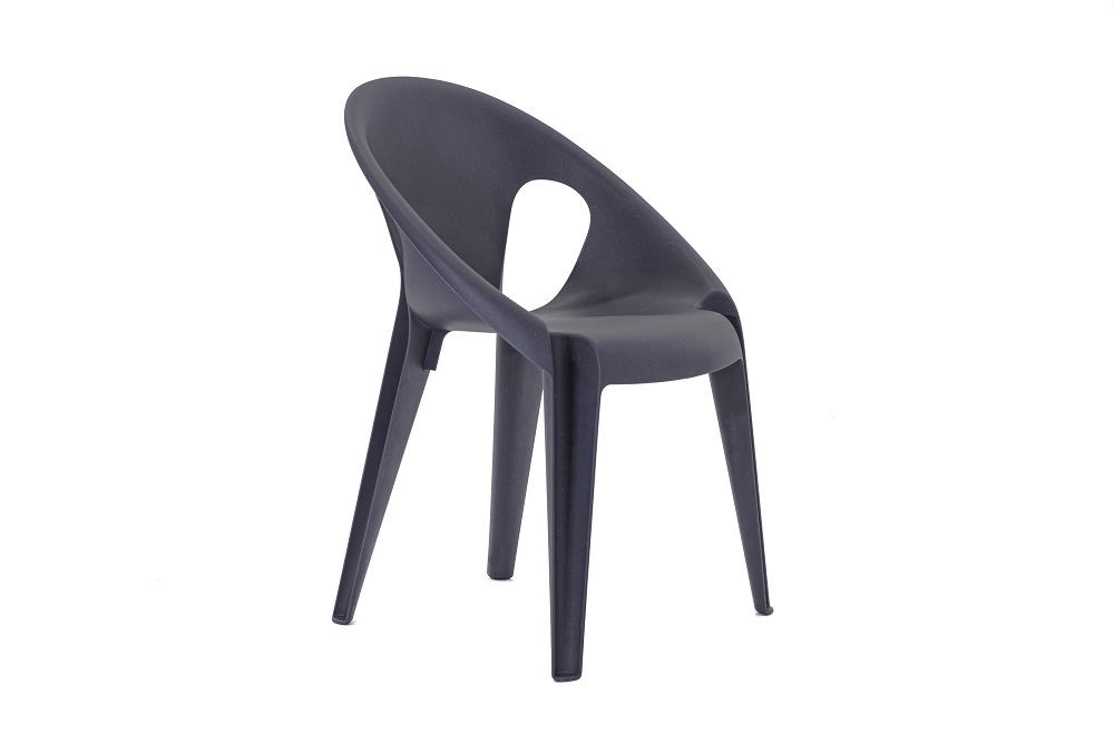 Grauer Bell Chair Stuhl von Magis, stapelbar, für drinnen und draußen geeignet.