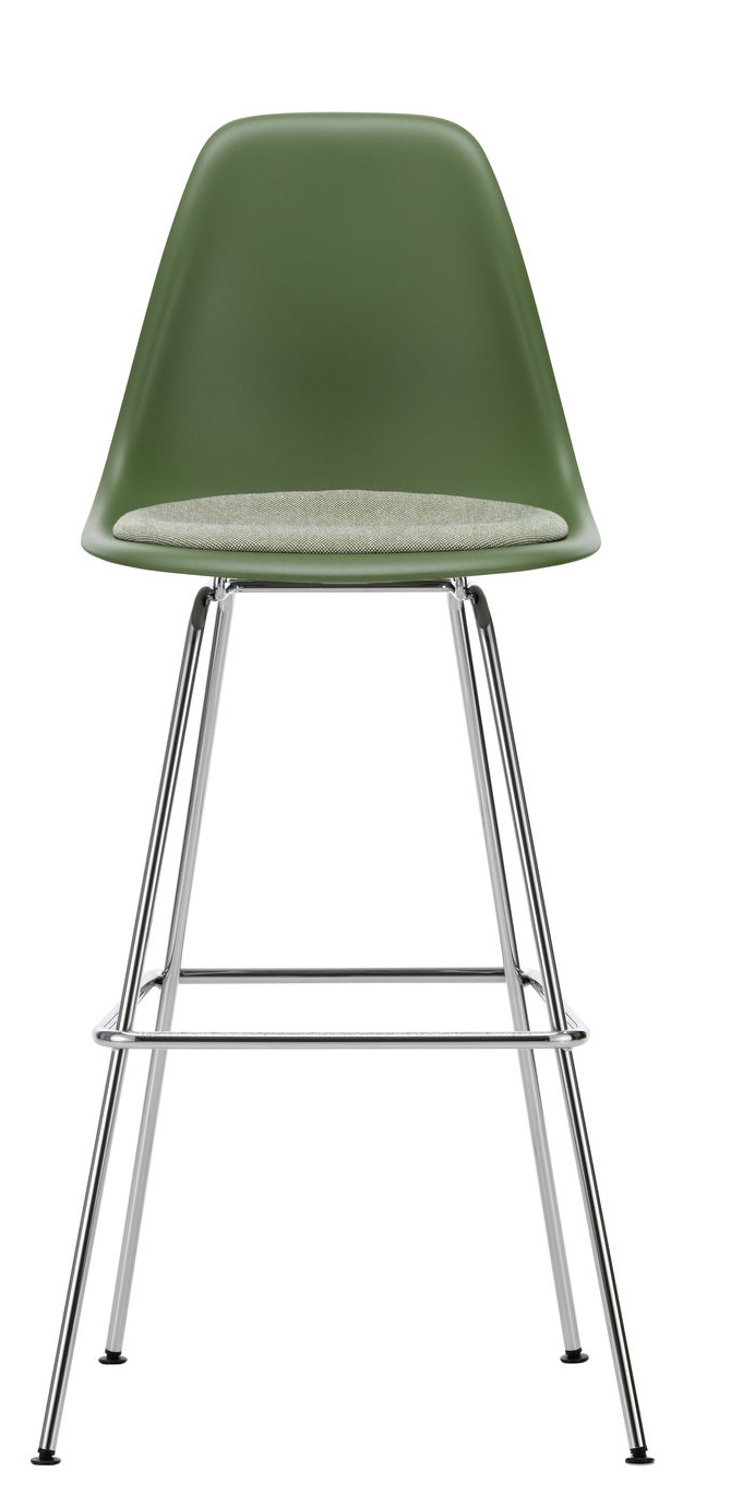 Eames Plastic Bar Stool von Vitra, grüner Barhocker mit Sitzpolster und verchromtem Gestell.