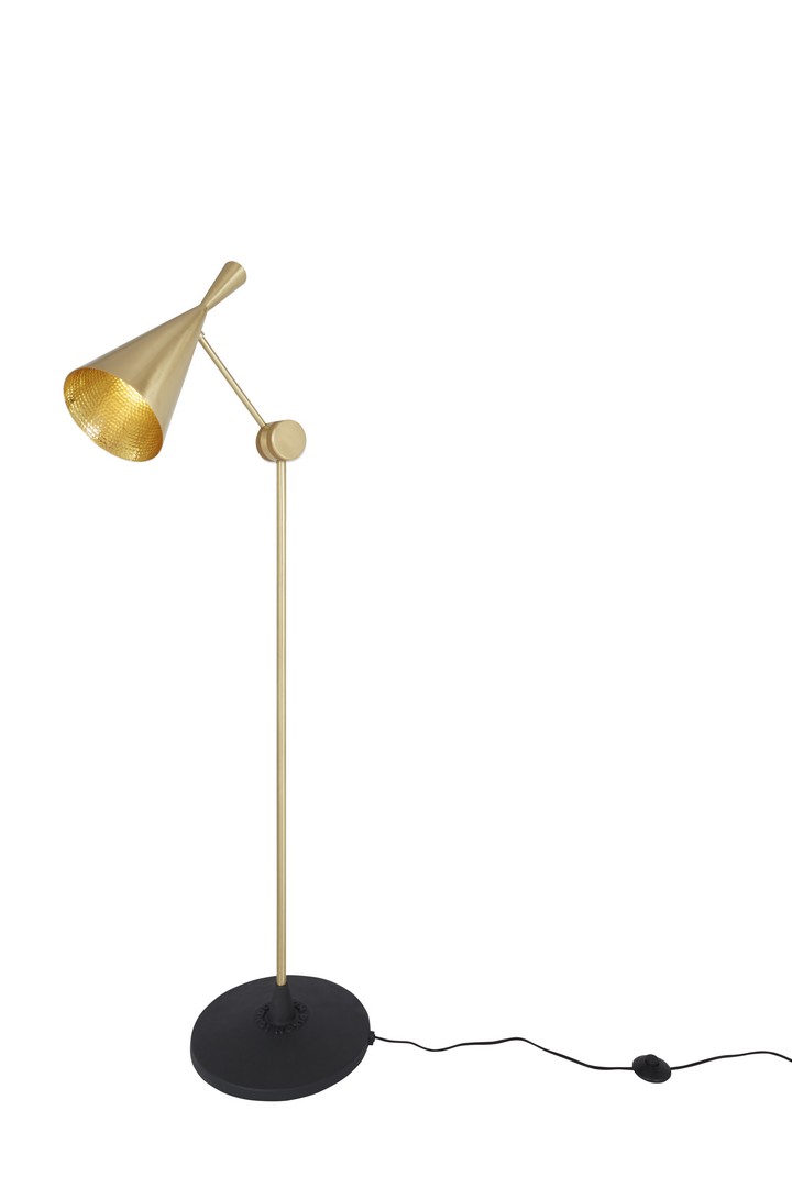 Goldene Beat Stehleuchte von Tom Dixon mit kegelförmigem Lampenschirm und schwarzem Fuß.