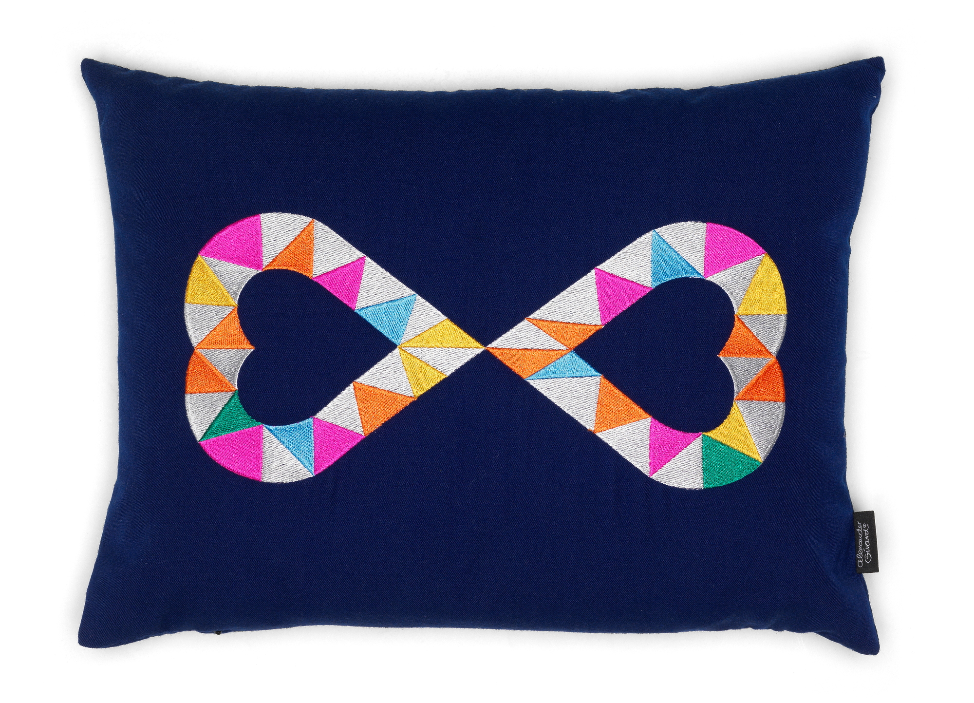 Blaues Kissen mit gesticktem, farbenfrohem Doppelherz-Symbol. Vitra Kissen für Wohnzimmer und Schlafzimmer. Dekokissen mit Herzmotiv.