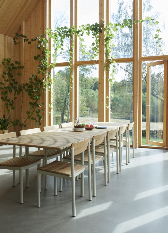 Pelagus Tisch von Skagerak by Fritz Hansen im hellen Raum mit Stühlen und Bänken.