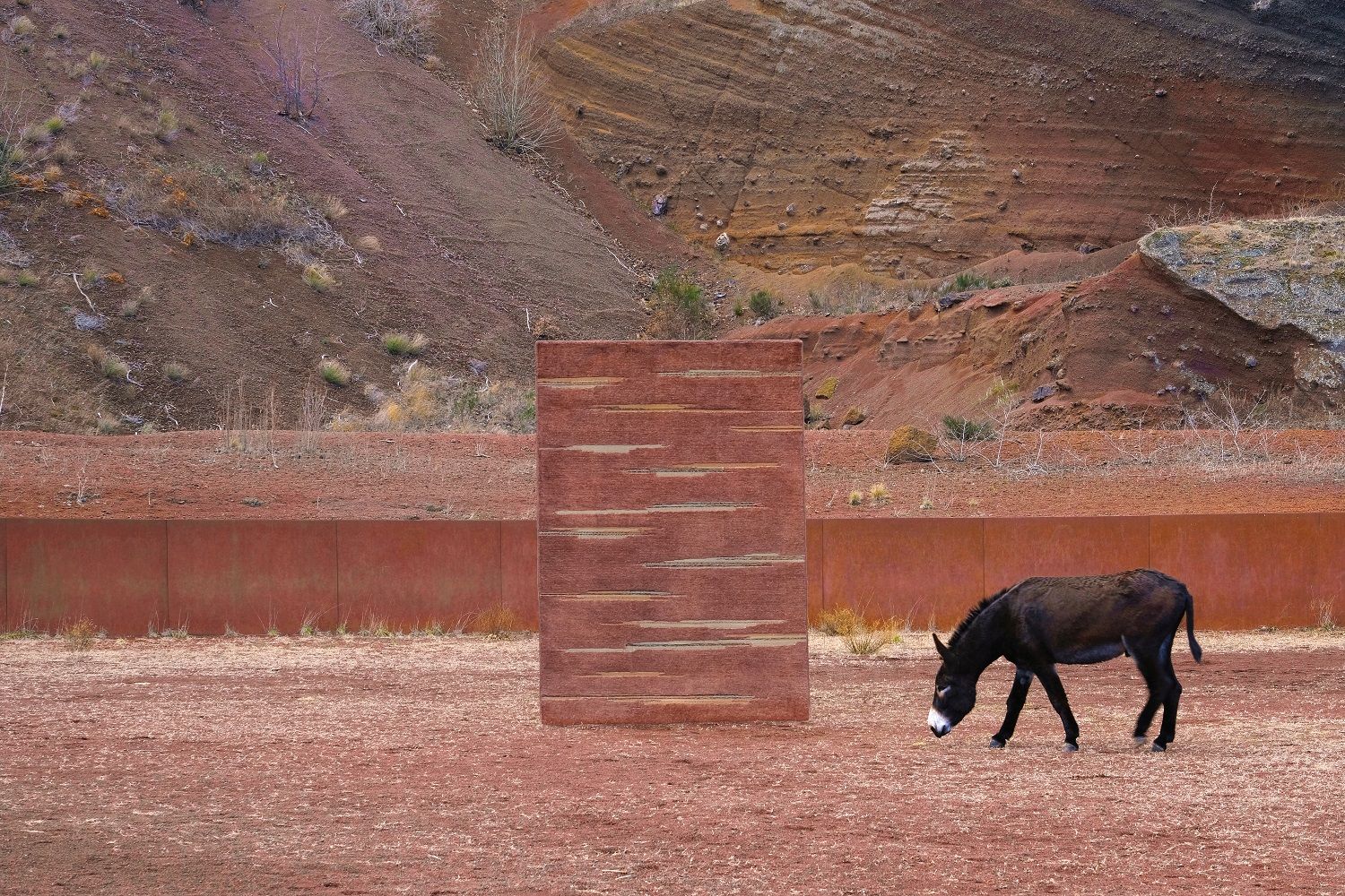 Colorado Teppich von Nanimarquina in roter Wüstenlandschaft mit Esel, modernes Teppichdesign für Wohnzimmer und Schlafzimmer.