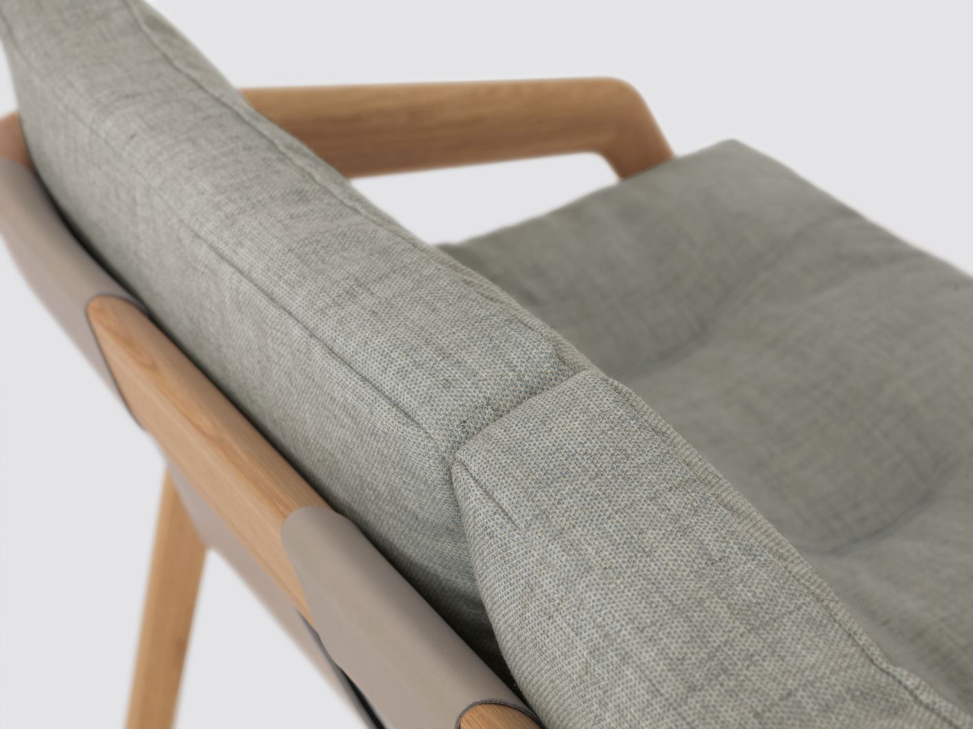 Detailaufnahme Friday 2 Sofa von Zeitraum mit hellgrauem Stoffbezug, Holzrahmen und Lederdetails.