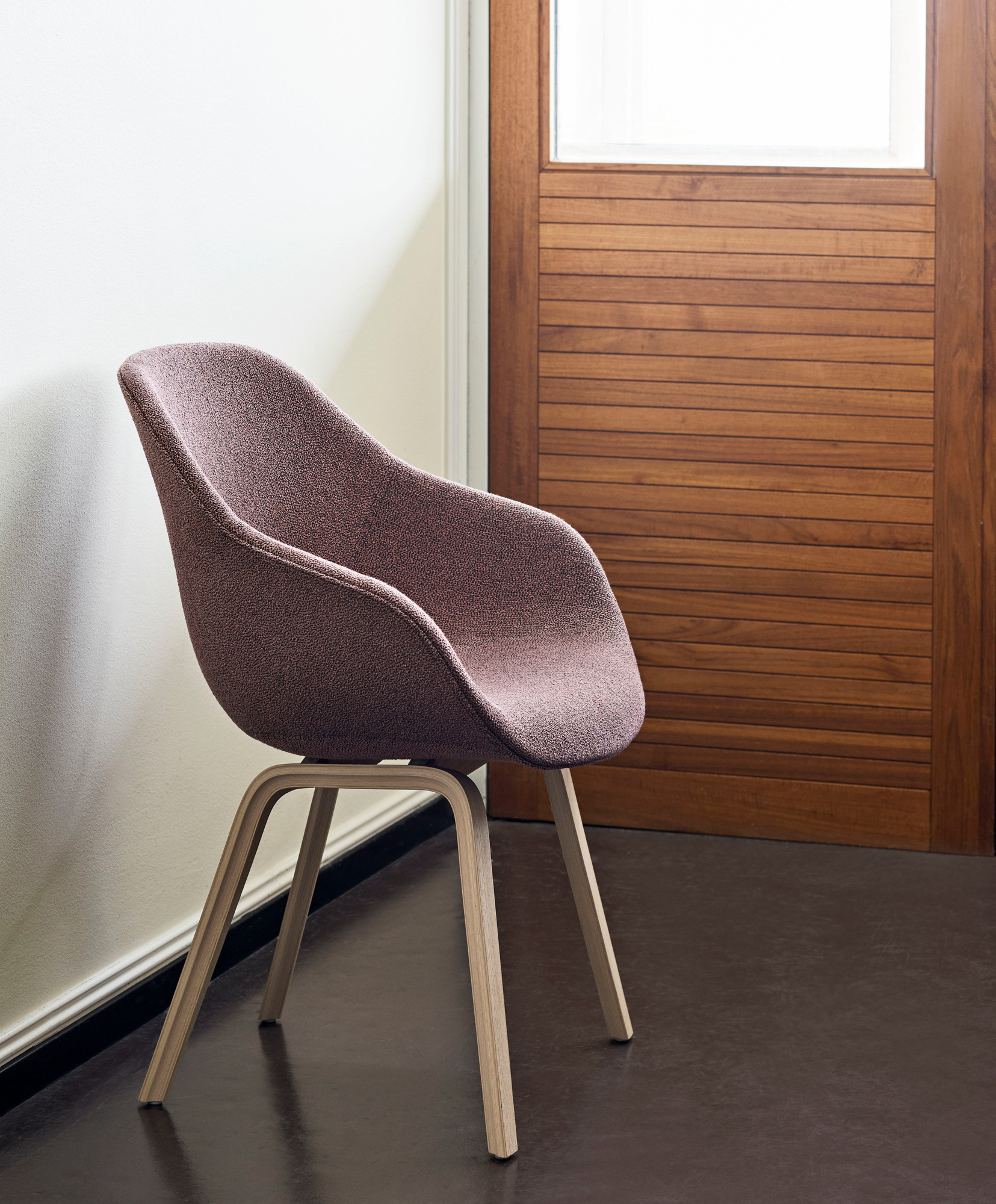 Nahaufnahme des About a Chair AAC123 Soft Duo Stuhls von Hay mit Holzbeinen.
