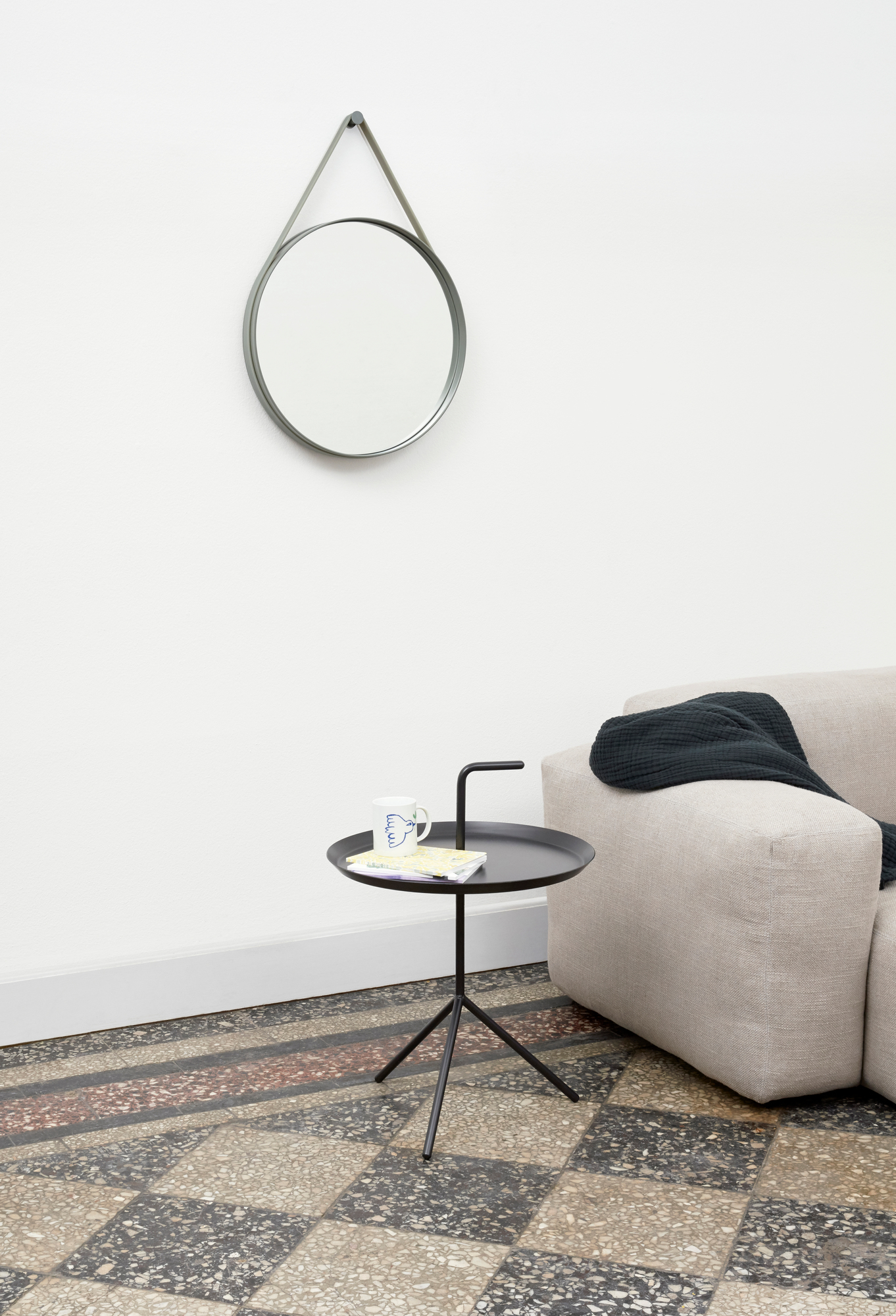 Schwarzer DLM Beistelltisch von Hay neben einem Sofa, mit Tasse und Buch darauf.