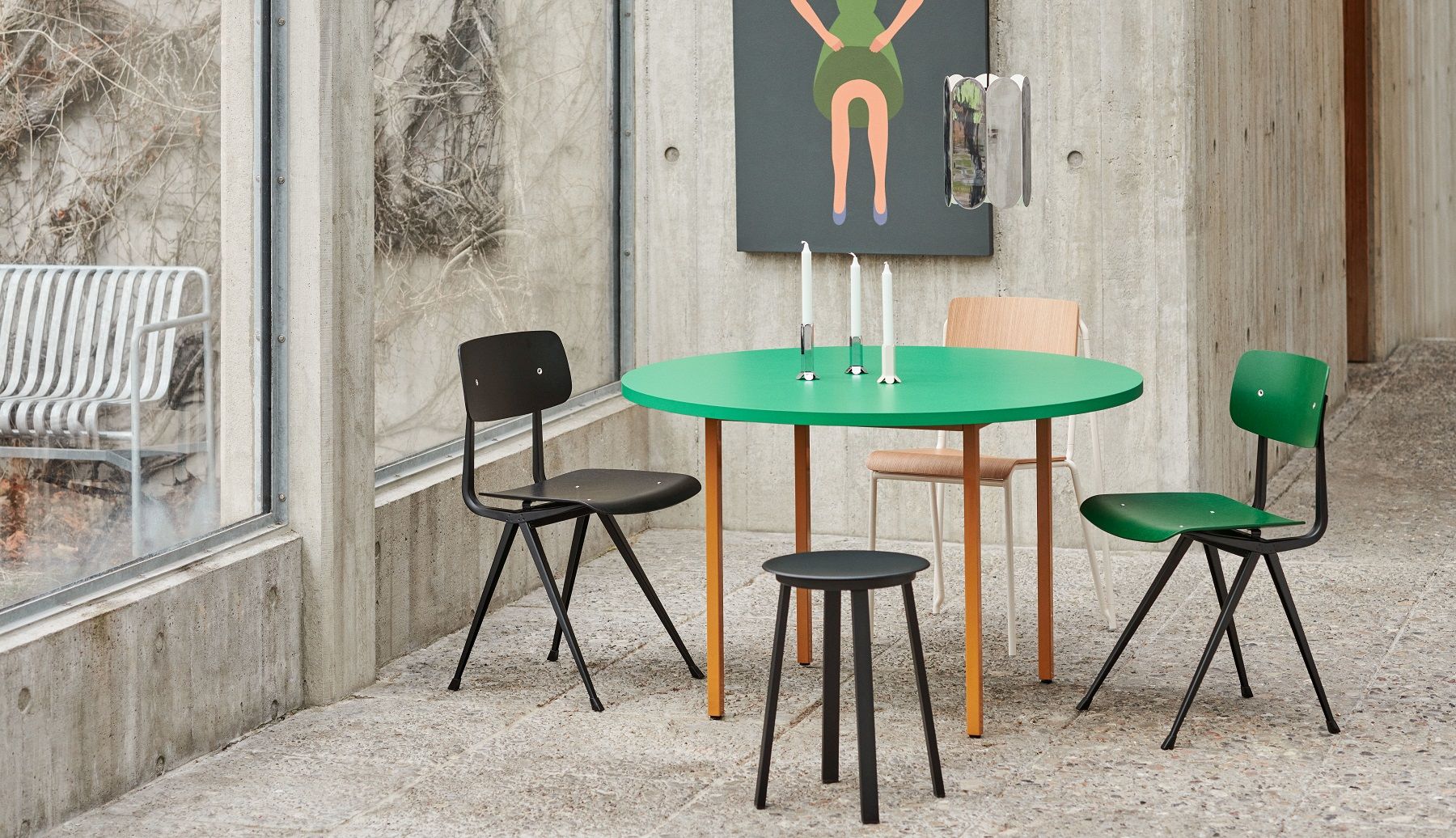 Nahaufnahme des Arcs Candleholder Large Mirror Kerzenständers von Hay auf einem Esstisch mit Kerzen.