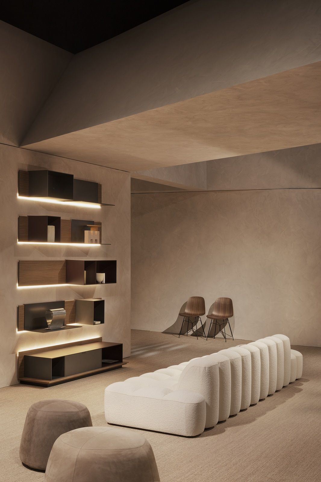 Helles Array Sofa System von MDF Italia in modernem Wohnzimmer mit Regalen und Hockern.
