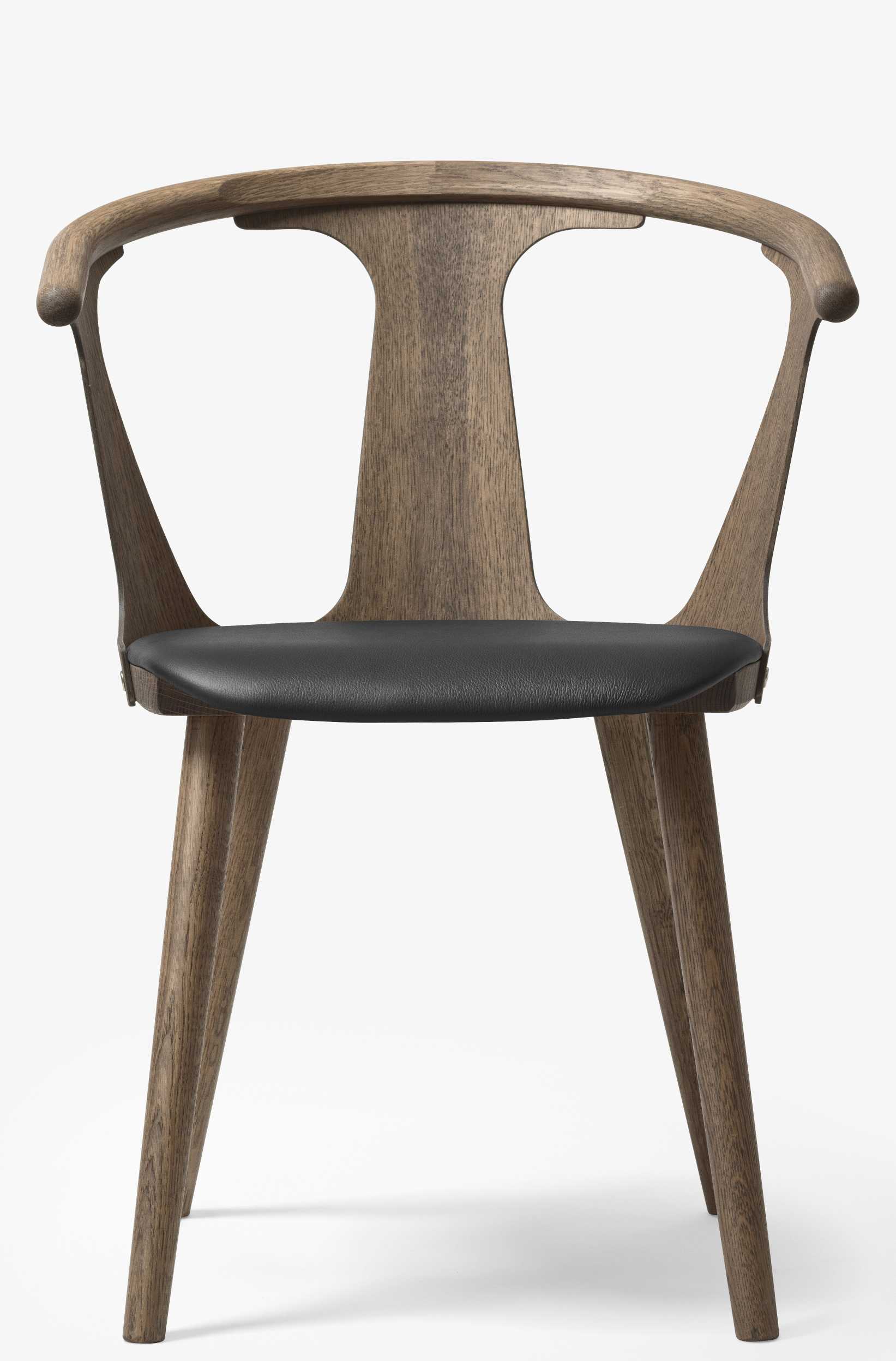 In Between Armchair SK2 von AndTradition: Holzstuhl mit Armlehne und schwarzem Sitzpolster.