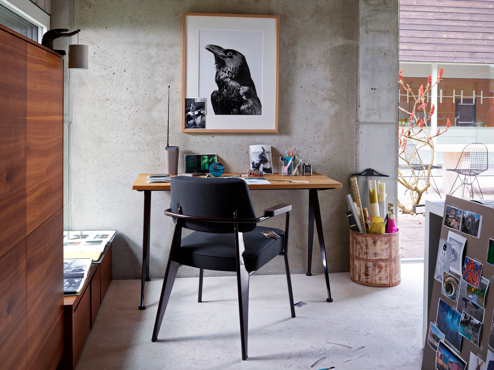 Compas Direction Schreibtisch von Vitra mit Holzplatte und schwarzem Stahlgestell in einem modernem Arbeitszimmer.