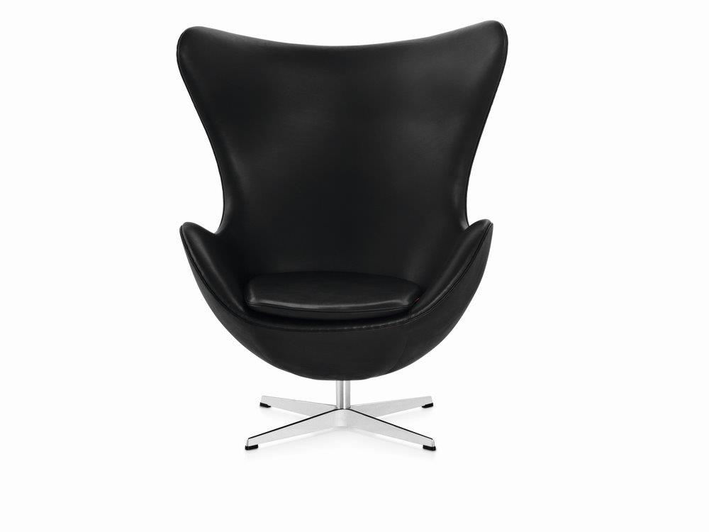Schwarzer Egg Chair Sessel mit Lederbezug und silberfarbenem Fußkreuz, Designklassiker für Wohnzimmer.