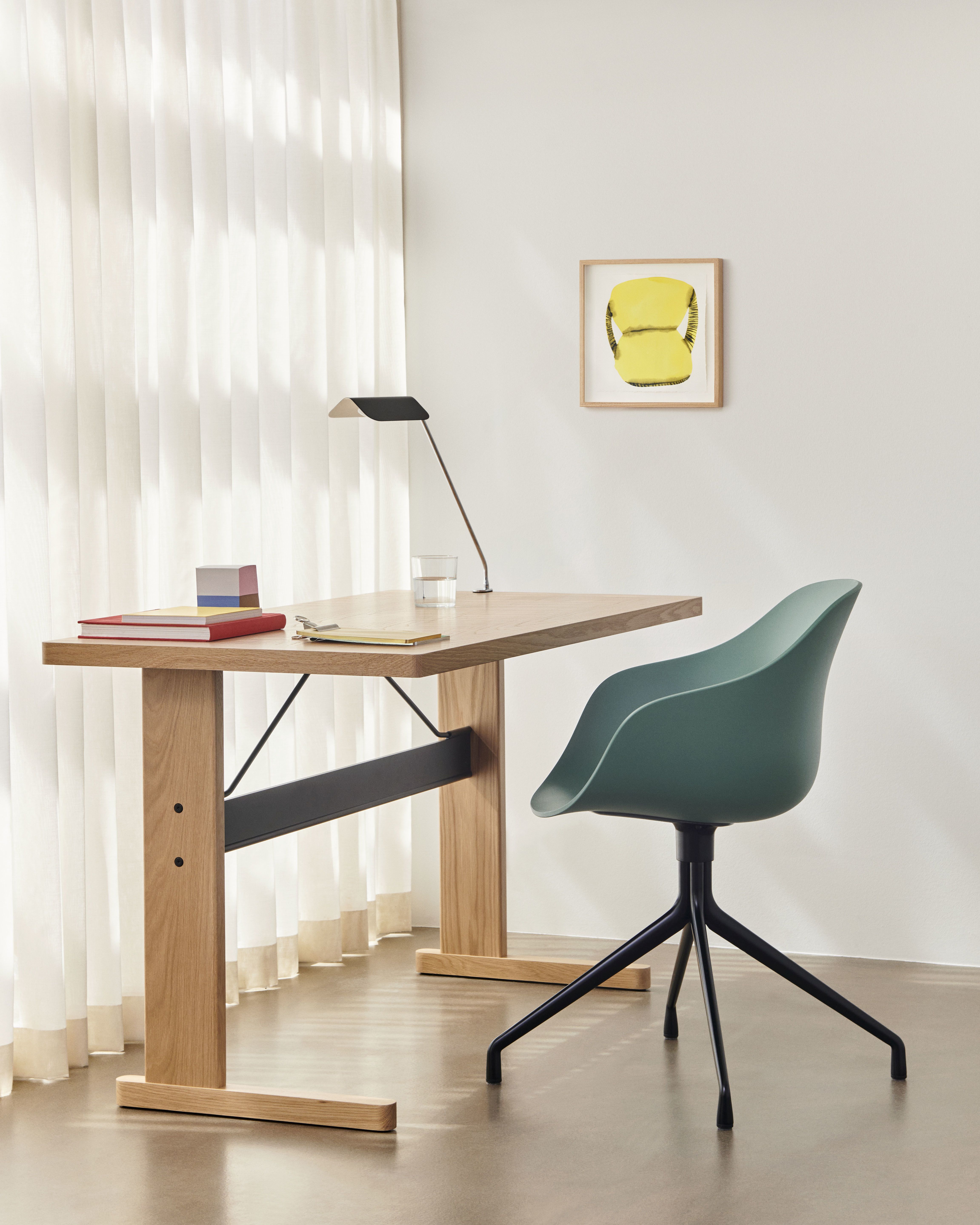 Moderner Arbeitsplatz mit Hay About a Chair AAC220 in Grün, Schreibtisch und minimalistischer Deko.