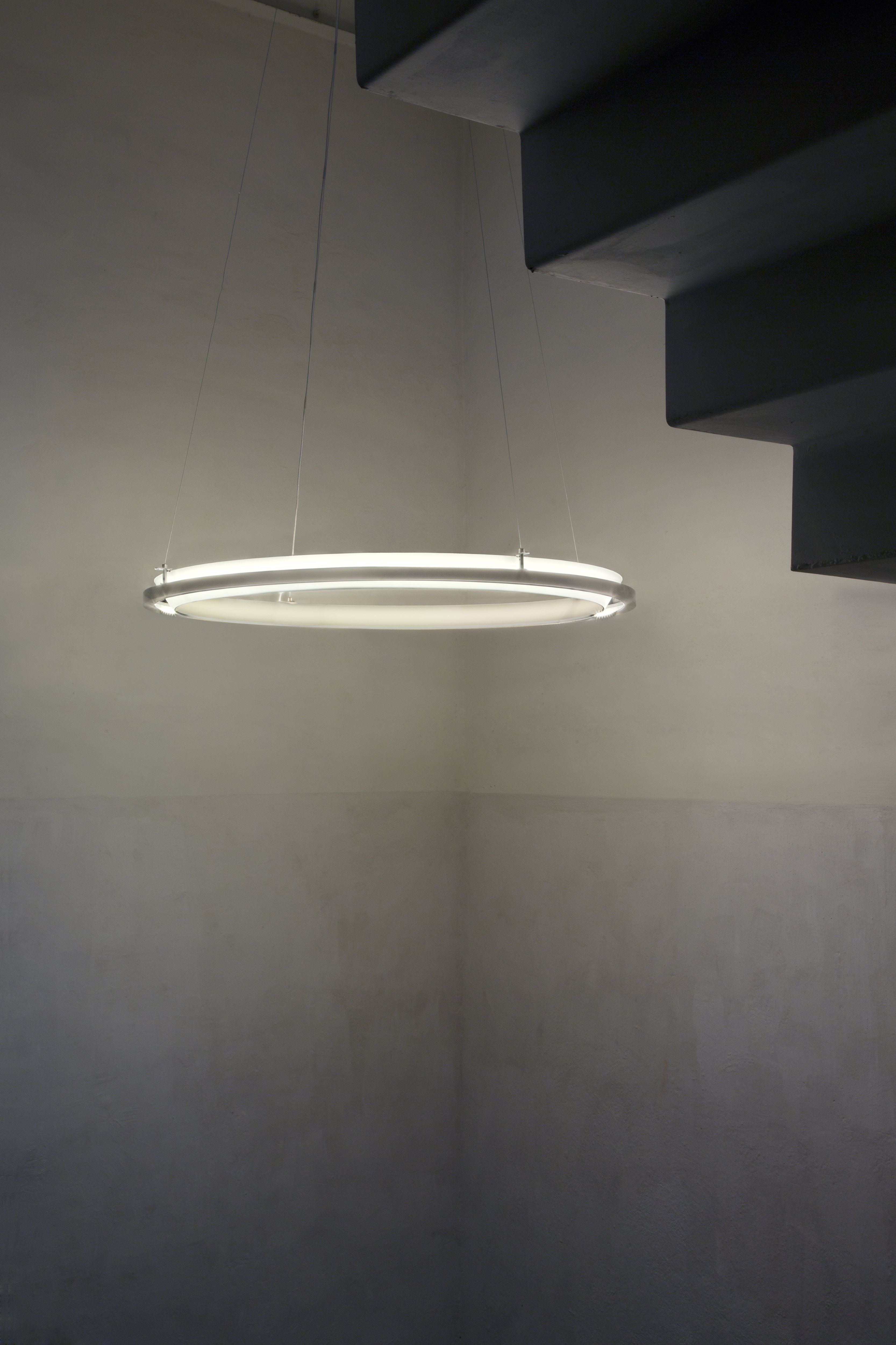 Nimba Pendelleuchte von Santa & Cole, modernes Design mit kreisförmigem Lampenschirm und sanftem Licht.