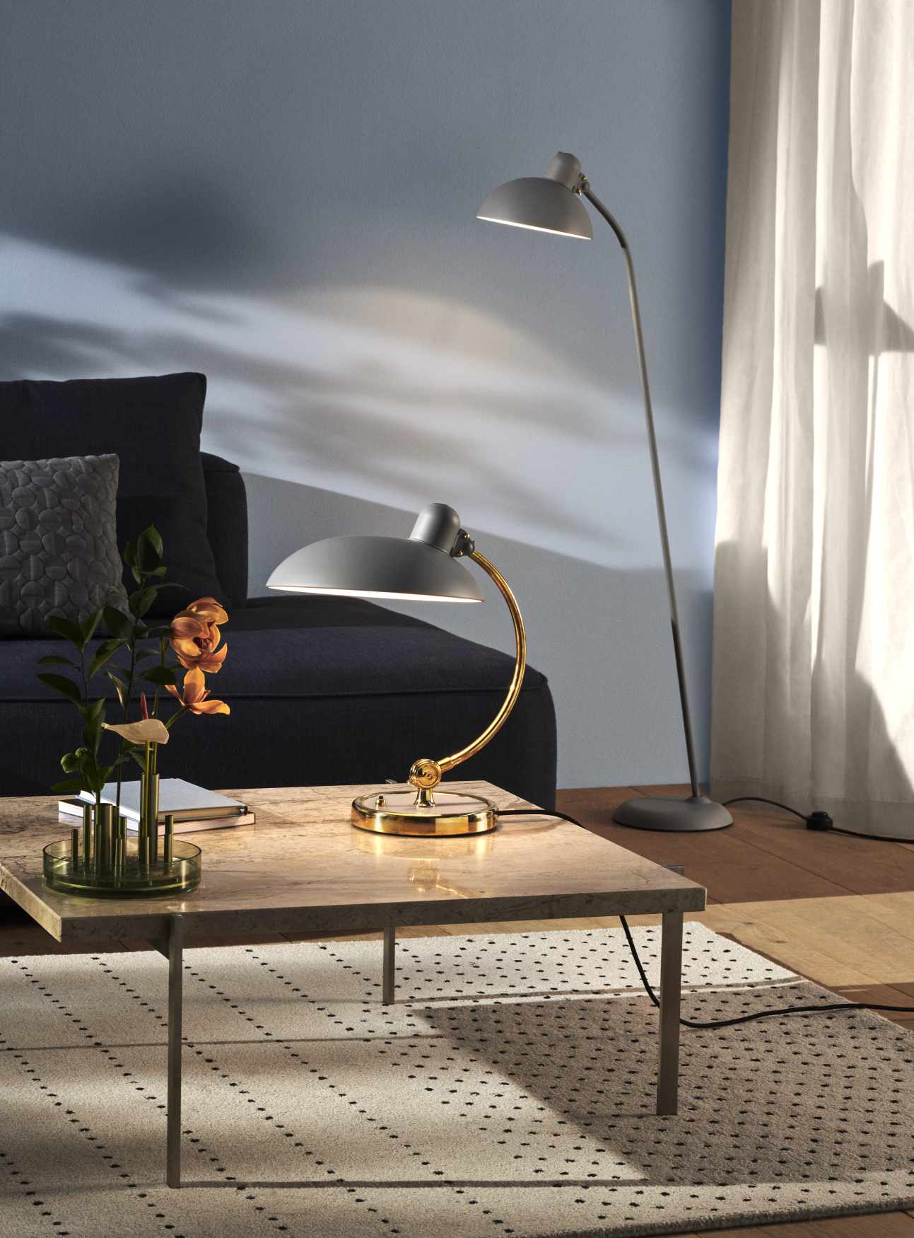 Nahaufnahme der grauen Kaiser Idell 6631 T Tischleuchte von Fritz Hansen auf einem Tisch.