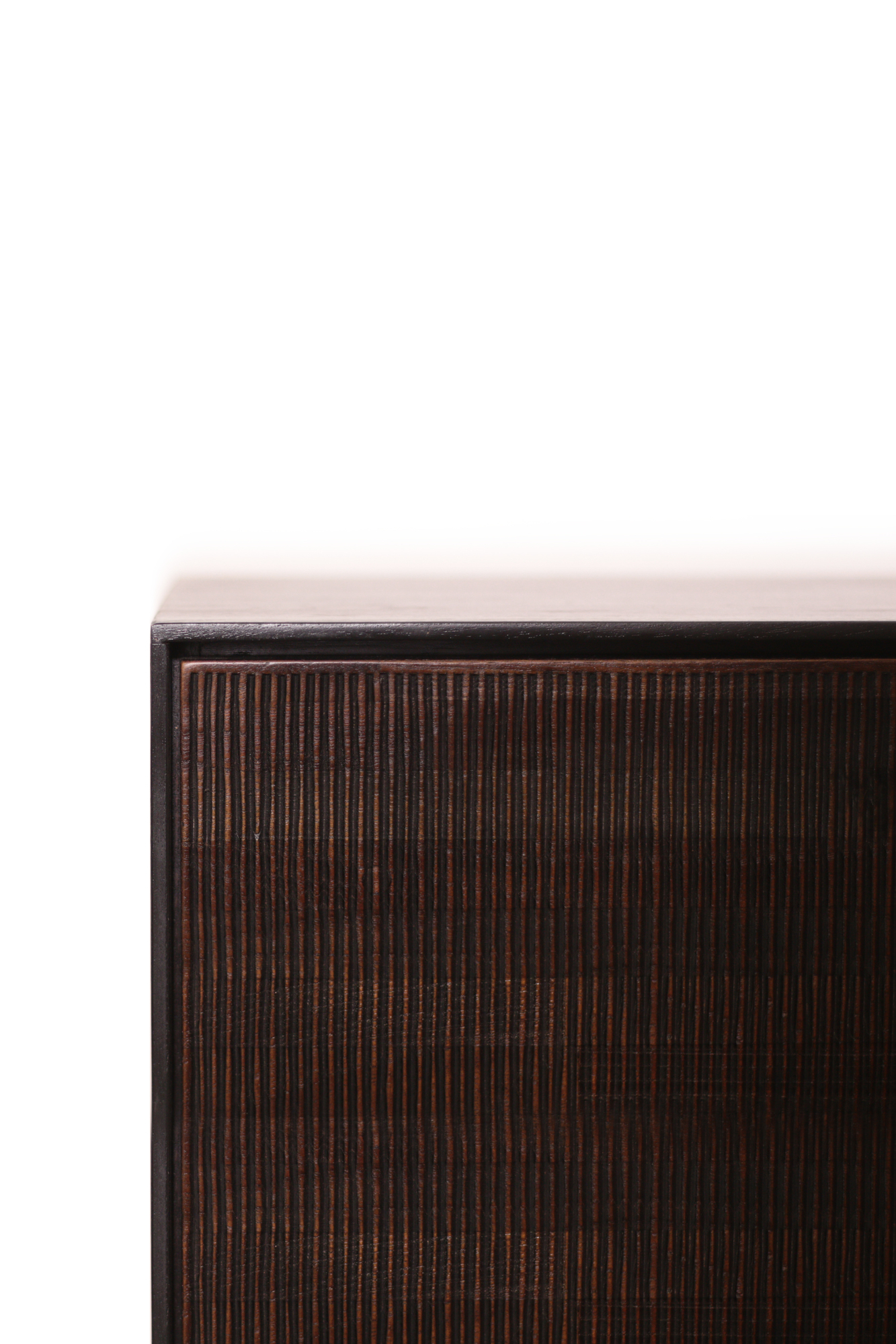 Detailaufnahme der Ethnicraft Teak Grooves Anrichte mit vier Türen, gefertigt aus massivem Teakholz mit markanter Rillenstruktur.