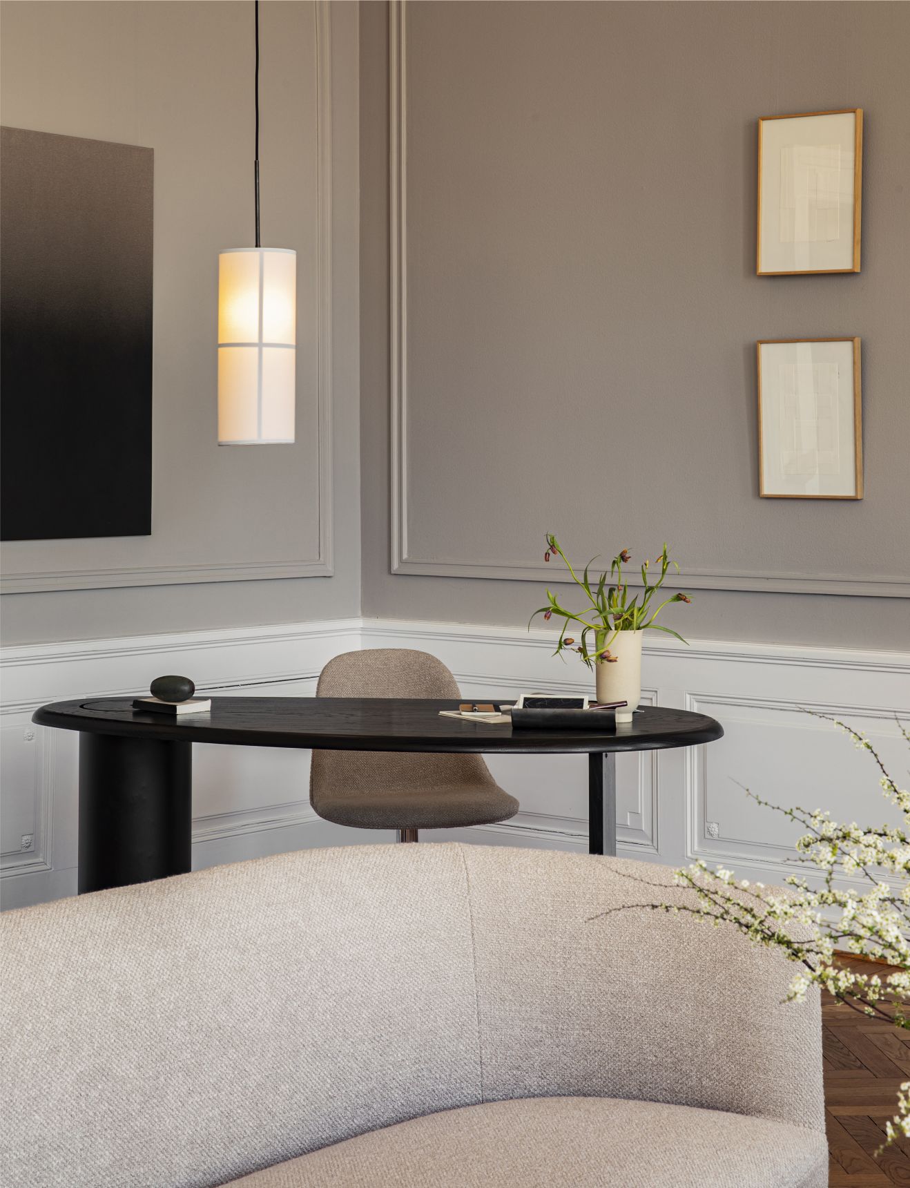 Nahaufnahme des Tearoom Sofas in Arctic Beige, kombiniert mit Schreibtisch und Stuhl in stilvollem Interieur.