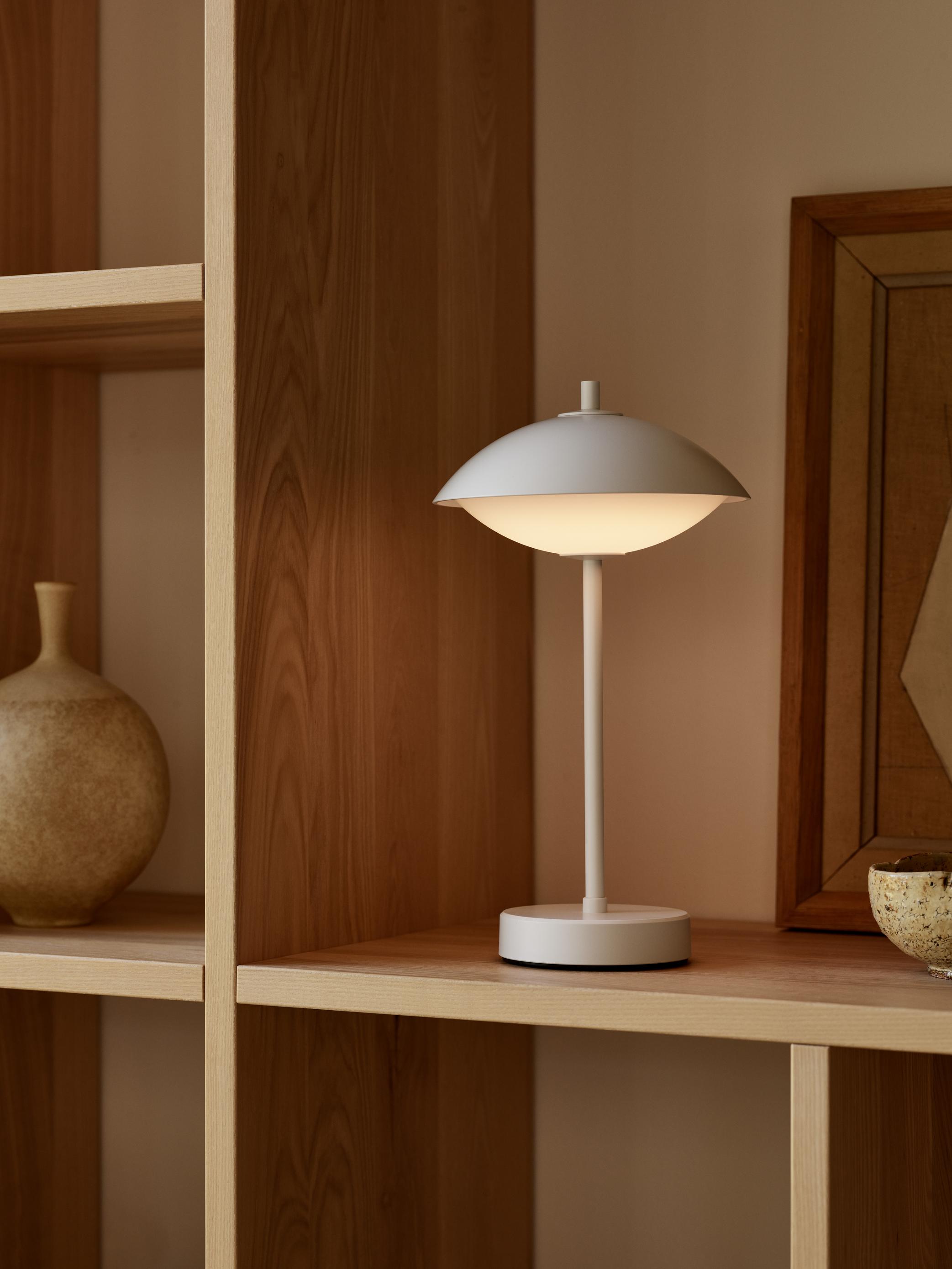 Clam Portable tafellamp, oplaadbare lamp van Fritz Hansen