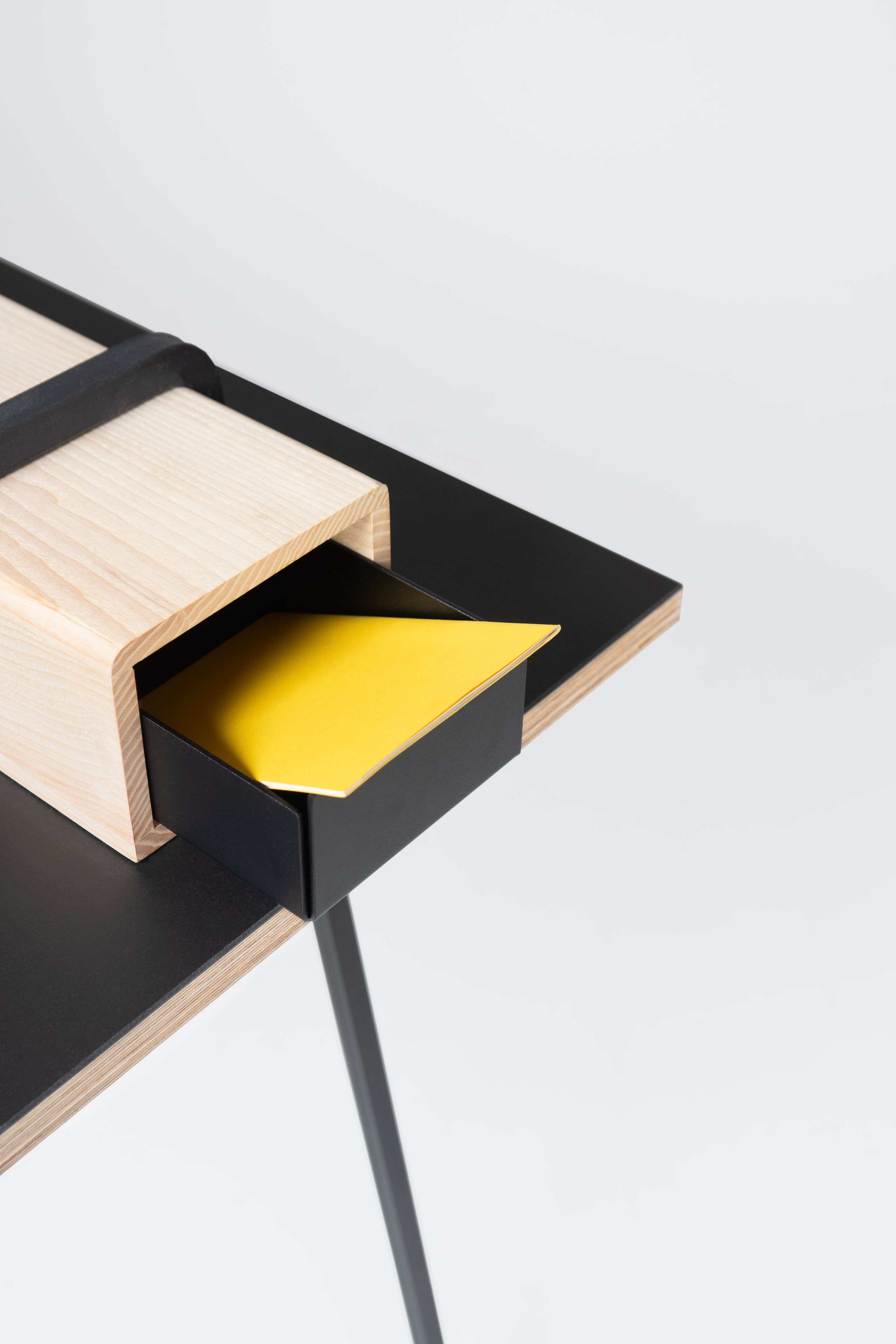 Kurt Sekretär von Nils Holger Moormann mit Schublade in Schwarz und Gelb, minimalistisches Design.