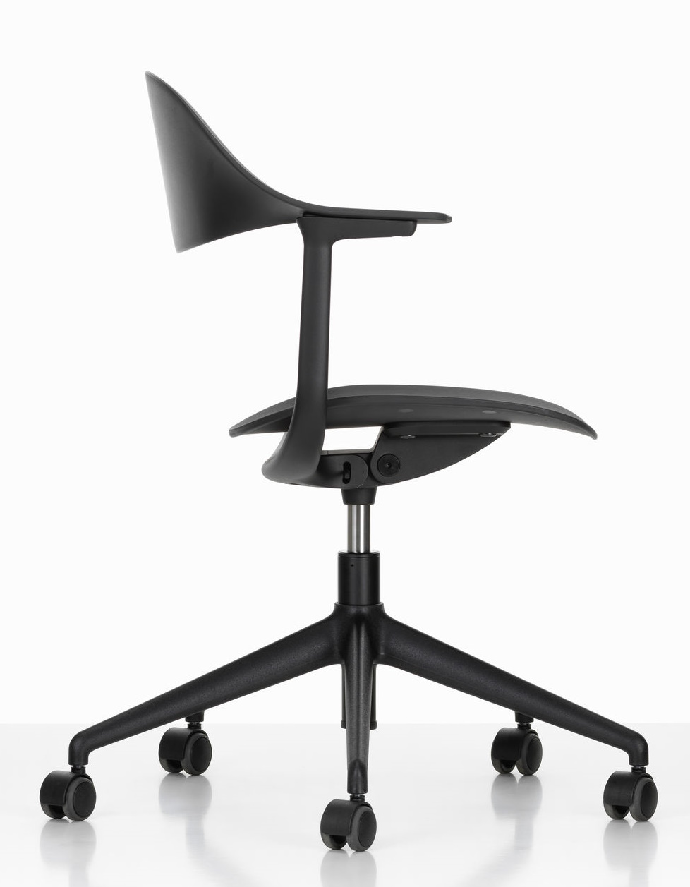 Schwarzer Mynt Bürodrehstuhl von Vitra, ergonomischer Schreibtischstuhl mit Kunststoff-Sitz und Rückenlehne, seitliche Ansicht.