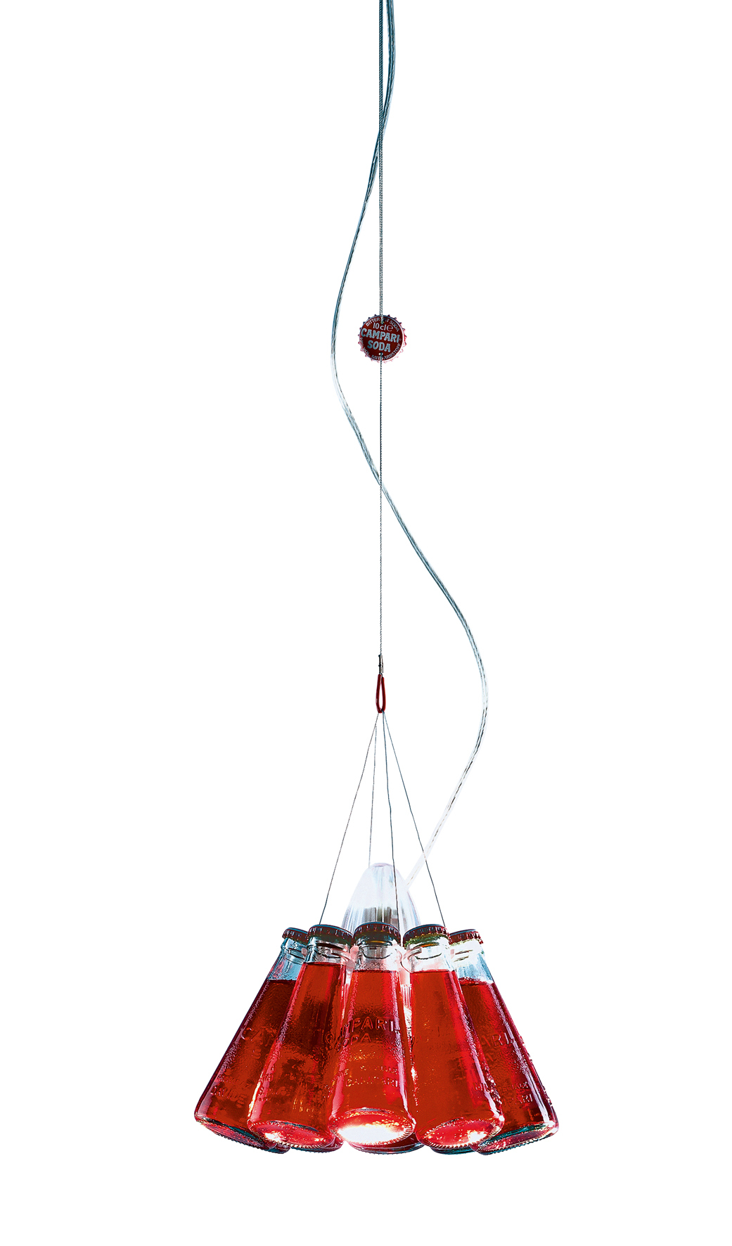 Campari Light Hängeleuchte von Ingo Maurer mit roten Campari-Flaschen als Lampenschirm.