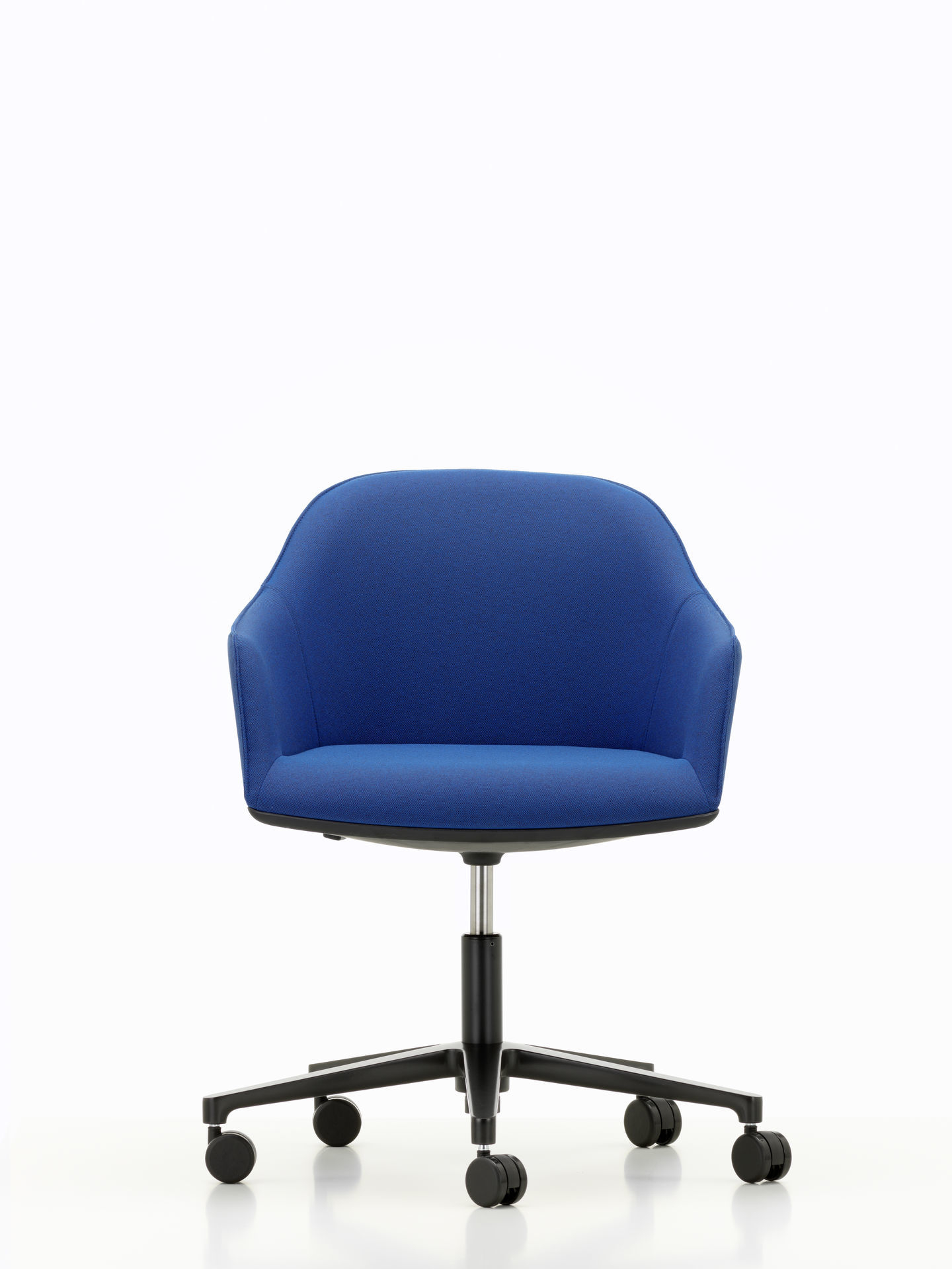 Blauer Vitra Softshell Chair Drehstuhl mit Fünfsternfuß und Rollen vor weißem Hintergrund.