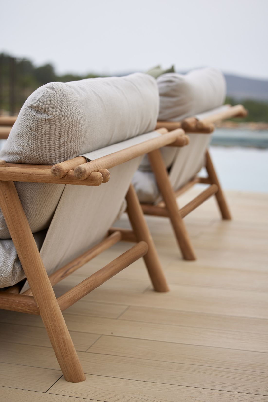 Sticks Lounge Chair fauteuil voor buiten, Cane-Line frame taupe / kussens zandkleur