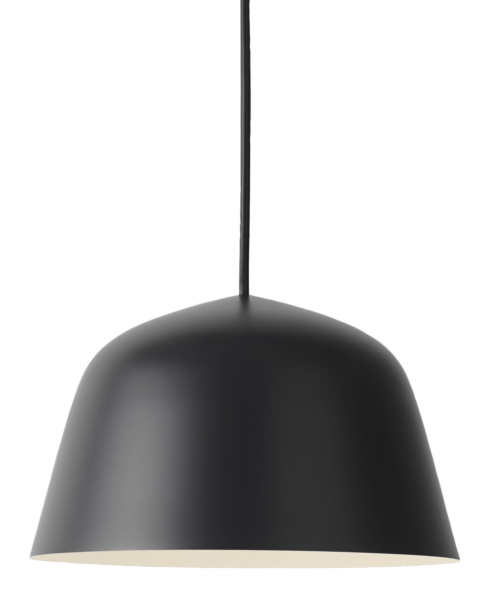 Schwarze Ambit Pendelleuchte von Muuto mit sanftem Lichtschein, moderne Hängelampe für stilvolle Innenräume.