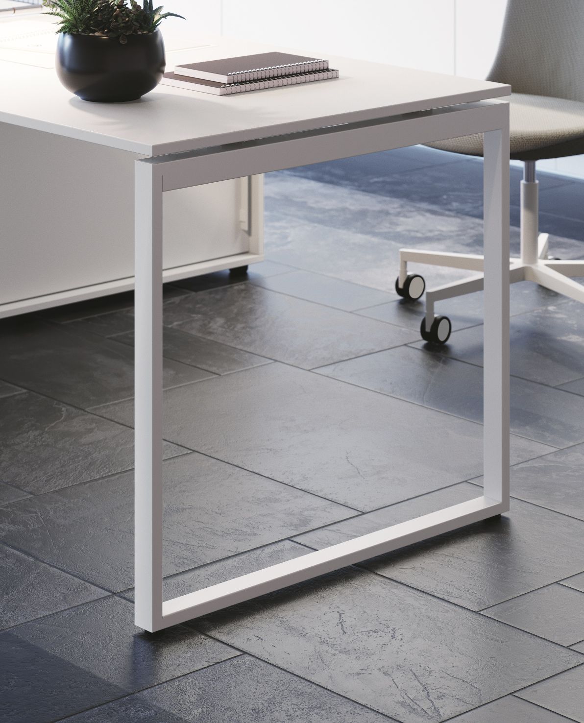 Detailaufnahme vom Frezza Pop Square Schreibtisch mit weißem Gestell, Büromöbel und Dekoration.