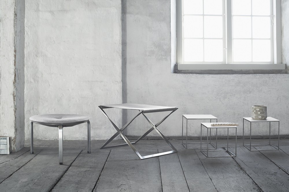 PK33 Hocker von Fritz Hansen, grauer Stoffbezug und Stahlgestell, modernes Design für Wohnzimmer und Büro.