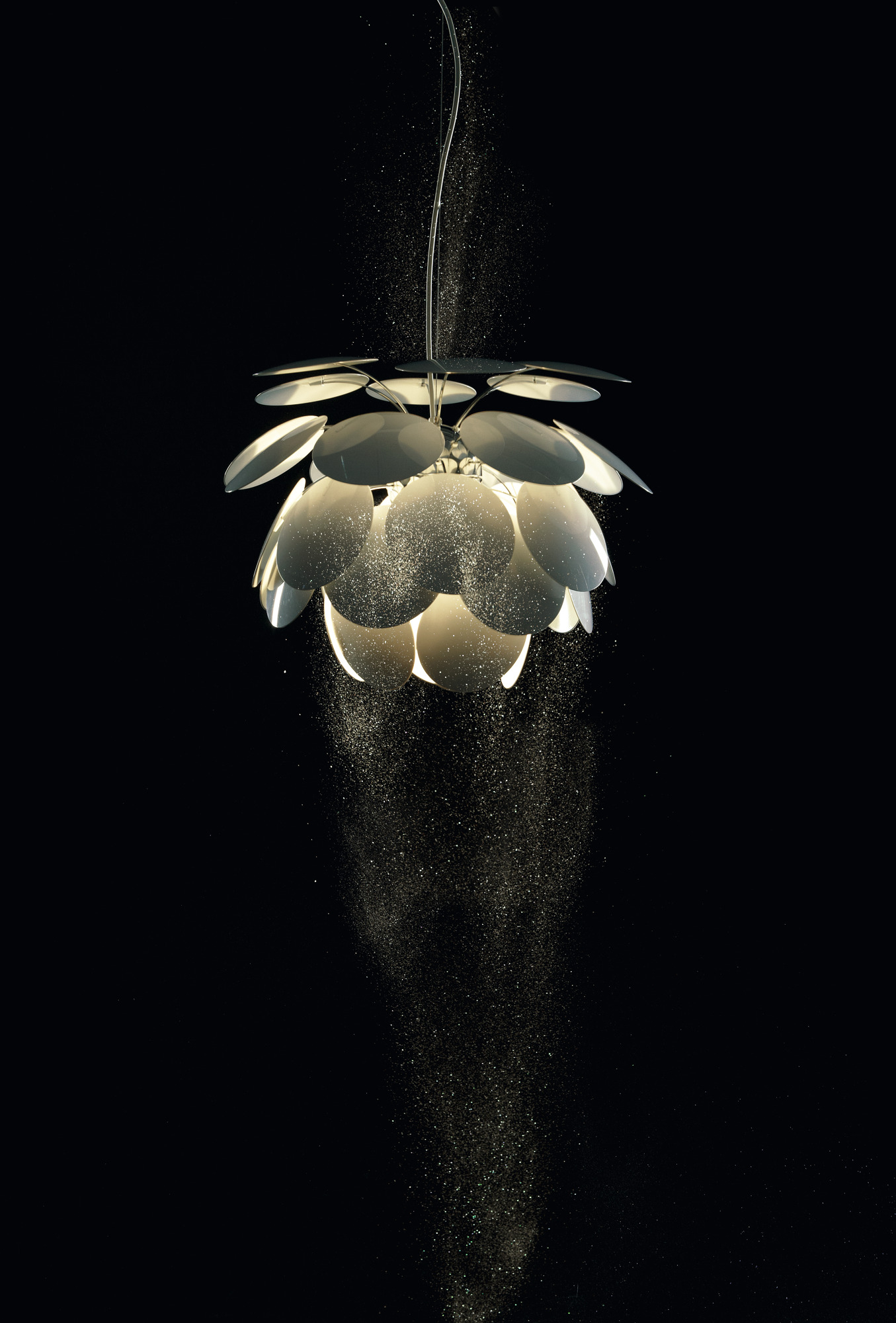 Discocó 53 LED Pendelleuchte von Marset, moderne Hängelampe mit weißen Schirmen und warmem Licht.