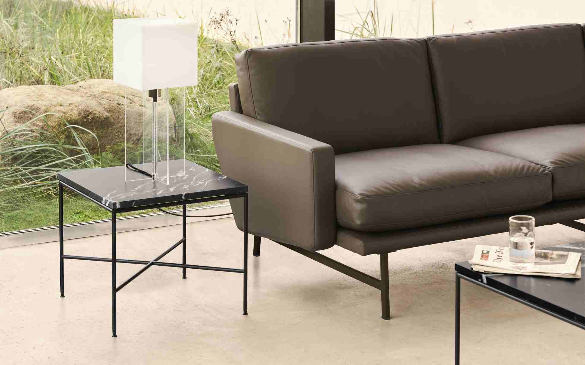 Braunes Lissoni Sofa von Fritz Hansen mit Beistelltisch aus Marmor und moderner Lampe.