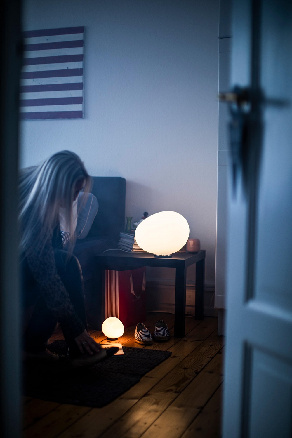 Gregg Tischleuchte von Foscarini auf Nachttisch, warmes Licht im Schlafzimmer, moderne Designlampe.