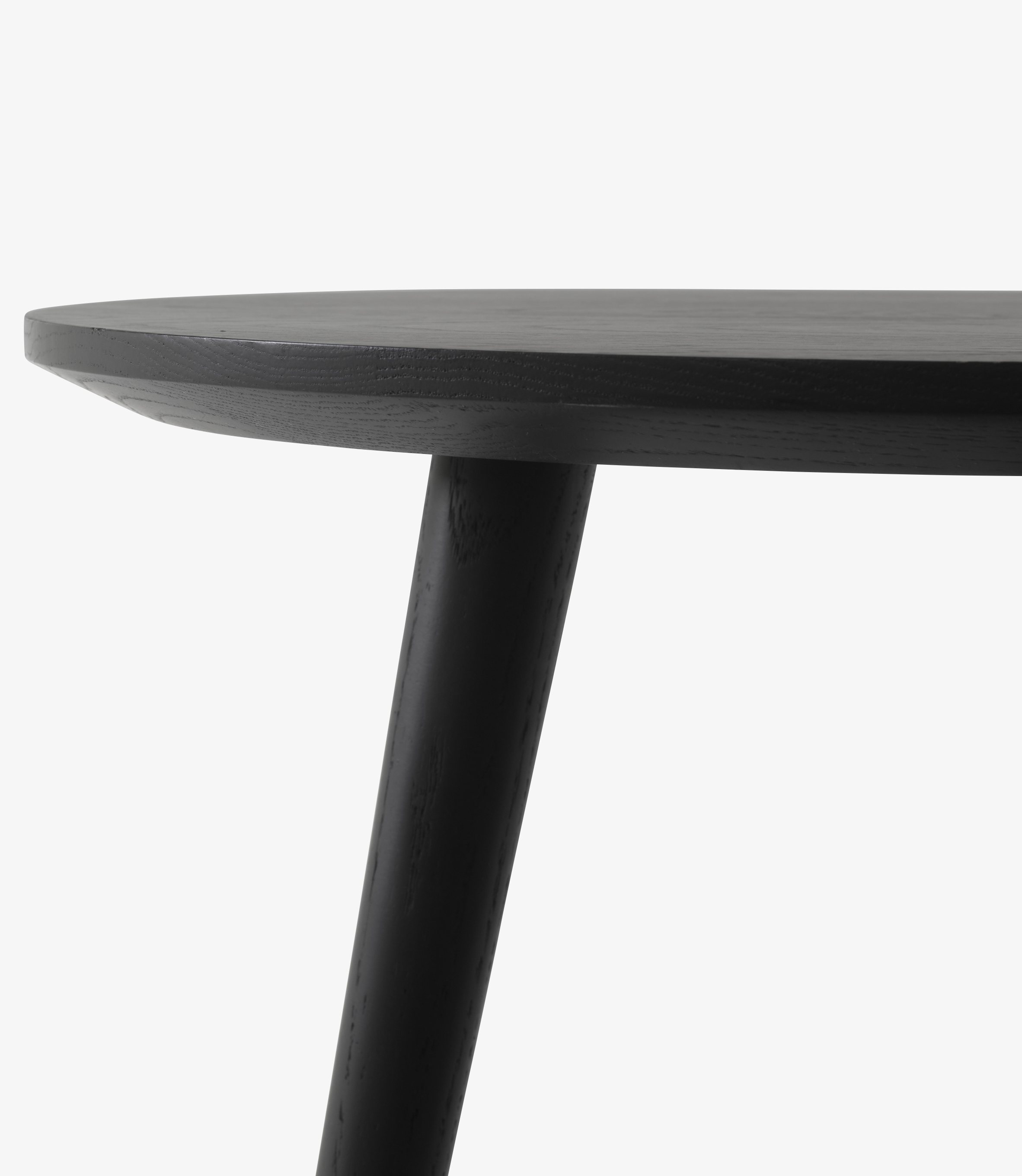 Detailaufnahme des AndTradition In Between Table SK3 in Schwarz, Fokus auf Tischplatte und Bein.