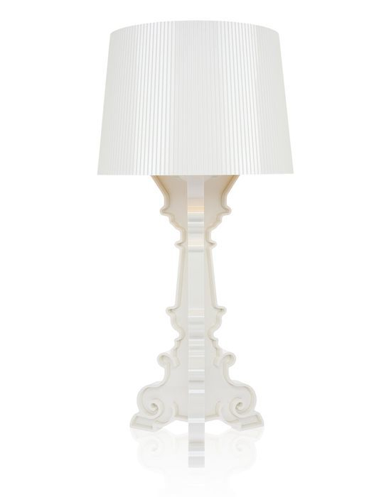 Weiße Bourgie Tischleuchte von Kartell mit plissiertem Lampenschirm und goldfarbenem Akzent.
