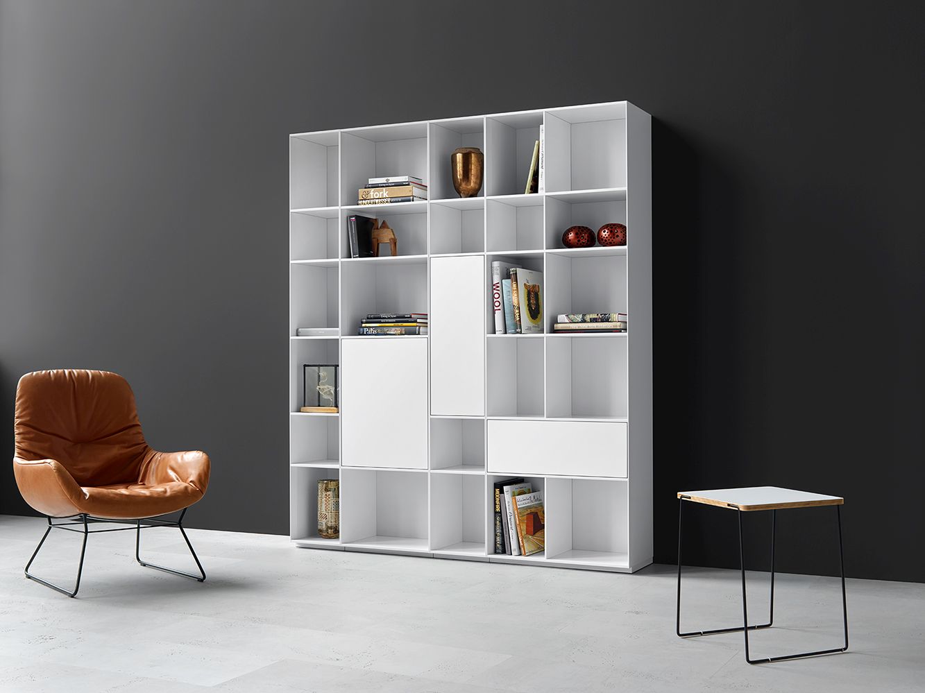 Weißes Nex Pur Regal von Piure mit Schublade und offenen Fächern, Bücher und Deko.
