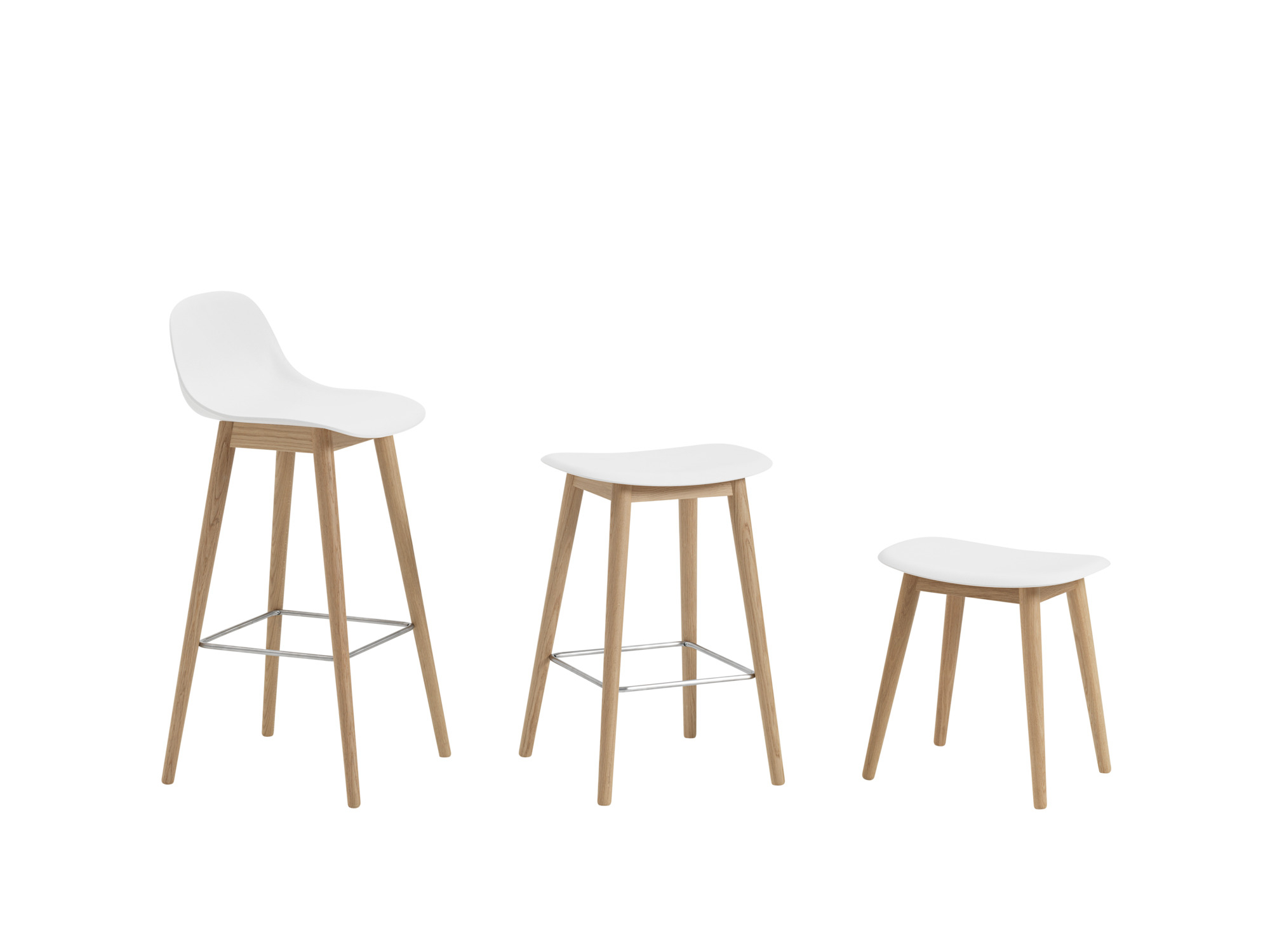 Drei weiße Fiber Counter Stool Barhocker von Muuto mit Holzbeinen und Fußstütze, unterschiedliche Höhen.
