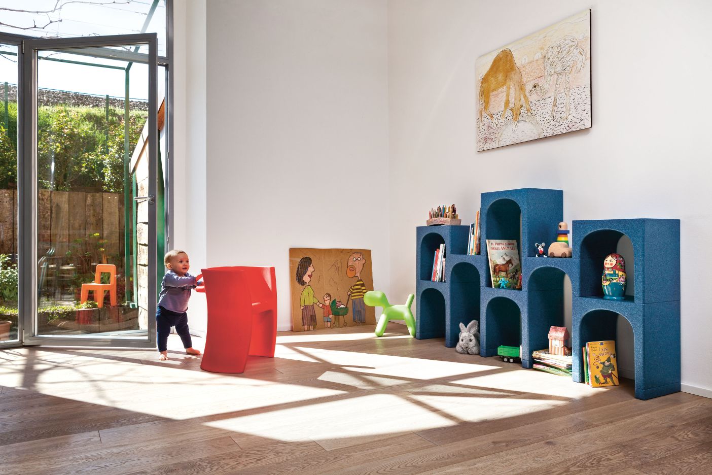 Kind spielt mit rotem Puppy Spielhund Hocker von Magis im Kinderzimmer. Design Hocker für Kinder.