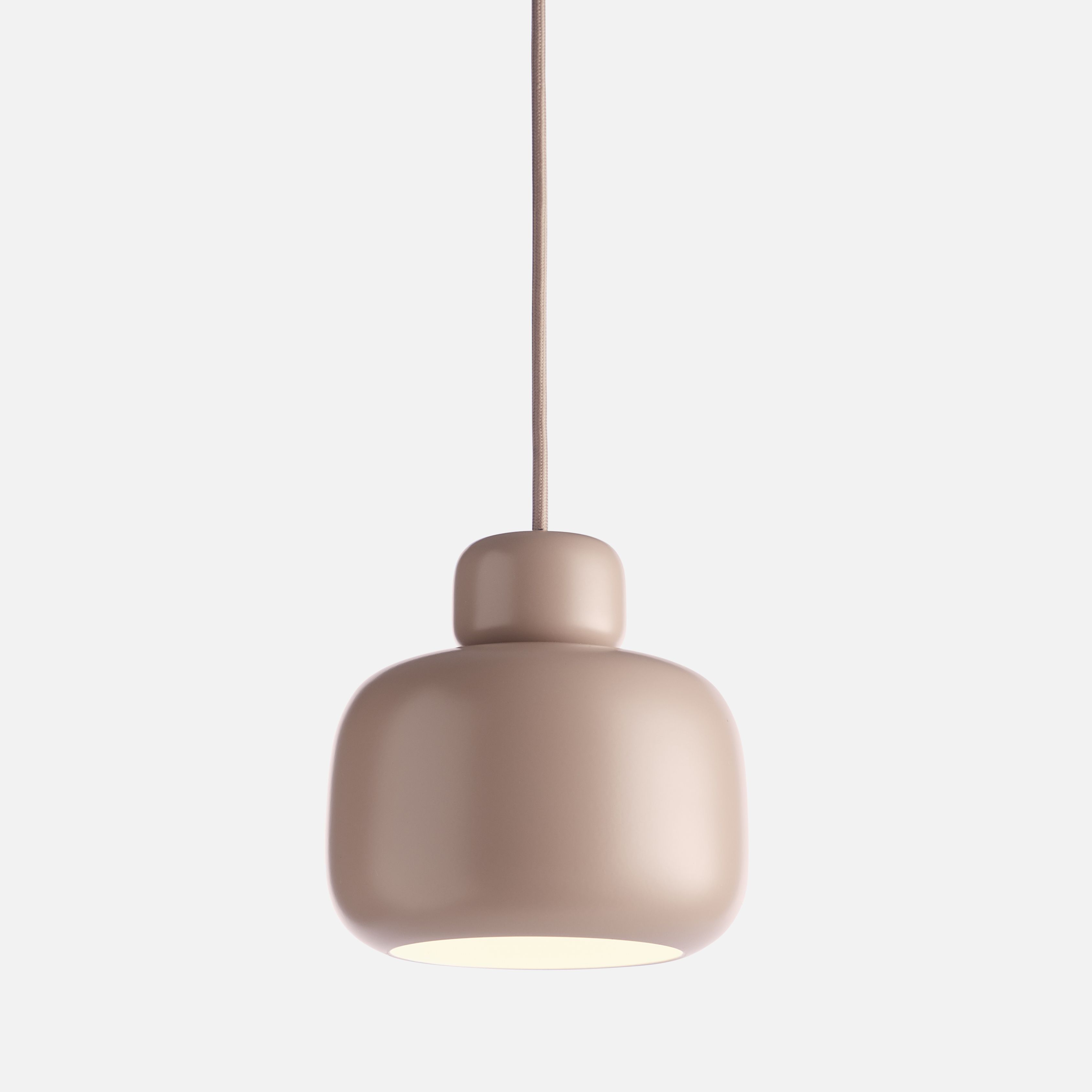 Nahaufnahme der Stone Pendant Pendelleuchte von Woud in Beige. Moderne Hängelampe.