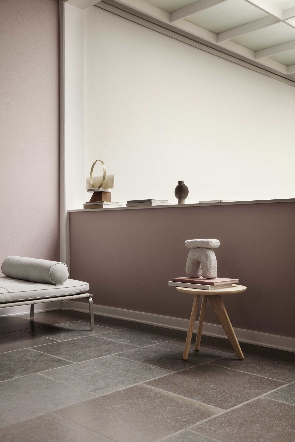 Helles Man Daybed Tagesbett von NORR11 mit grauem Kissen in modernem Interieur.