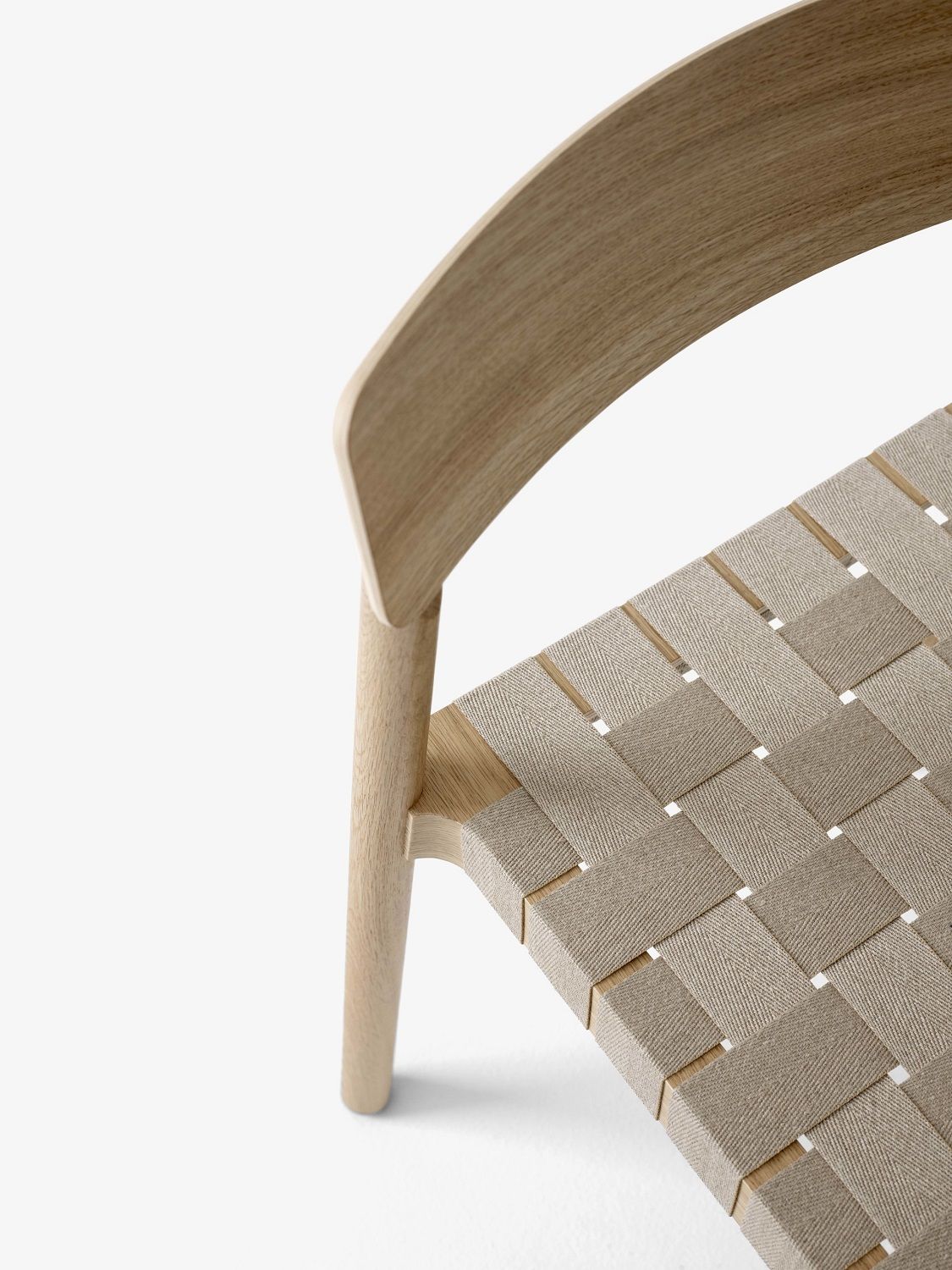 Detailaufnahme: AndTradition Betty TK1 Stuhl mit gewebter Sitzfläche und hellem Holzrahmen. Designstuhl.