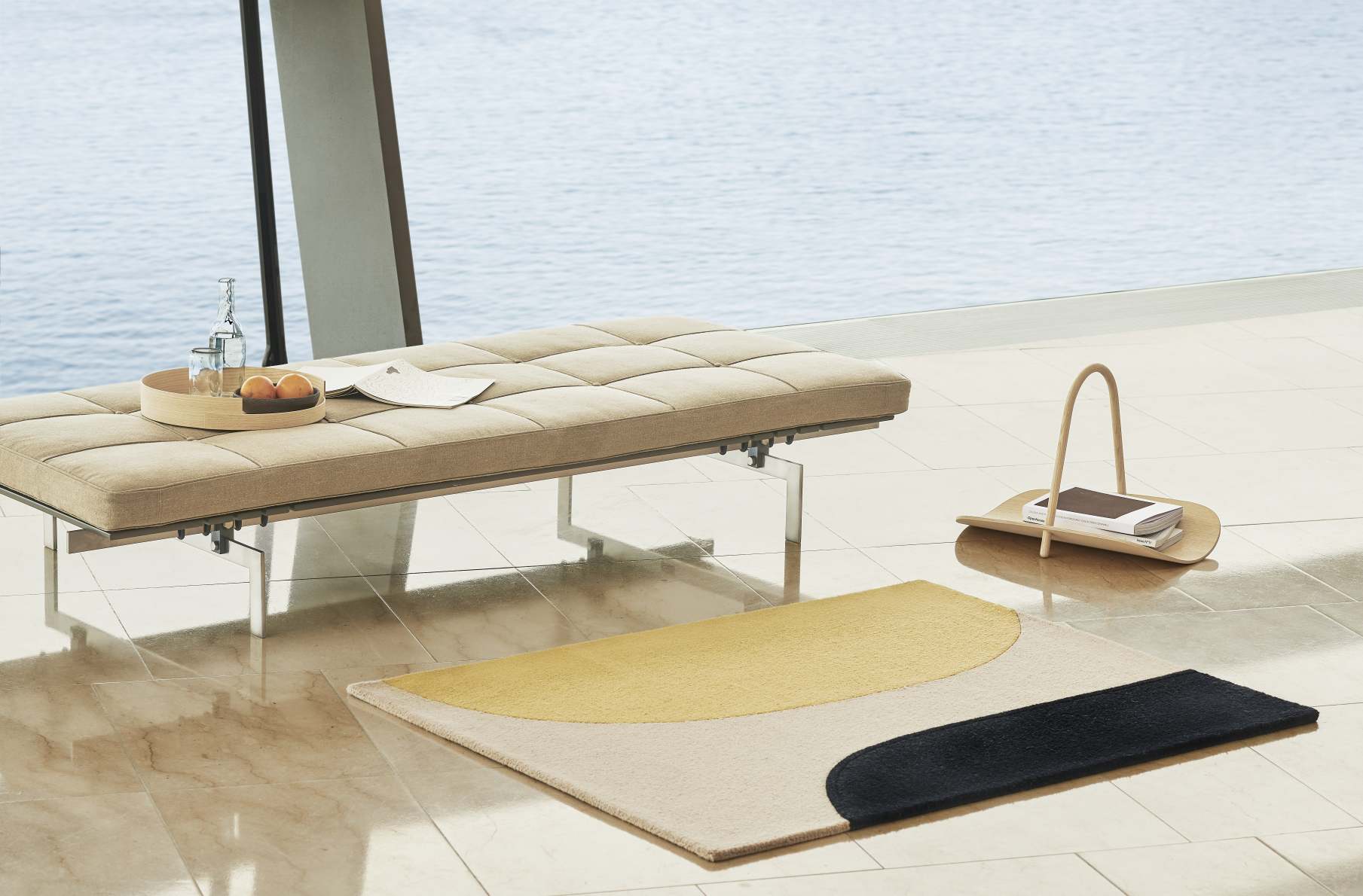 Beige PK80 Liege von Fritz Hansen mit gesteppter Polsterung und minimalistischem Design in modernem Interieur.
