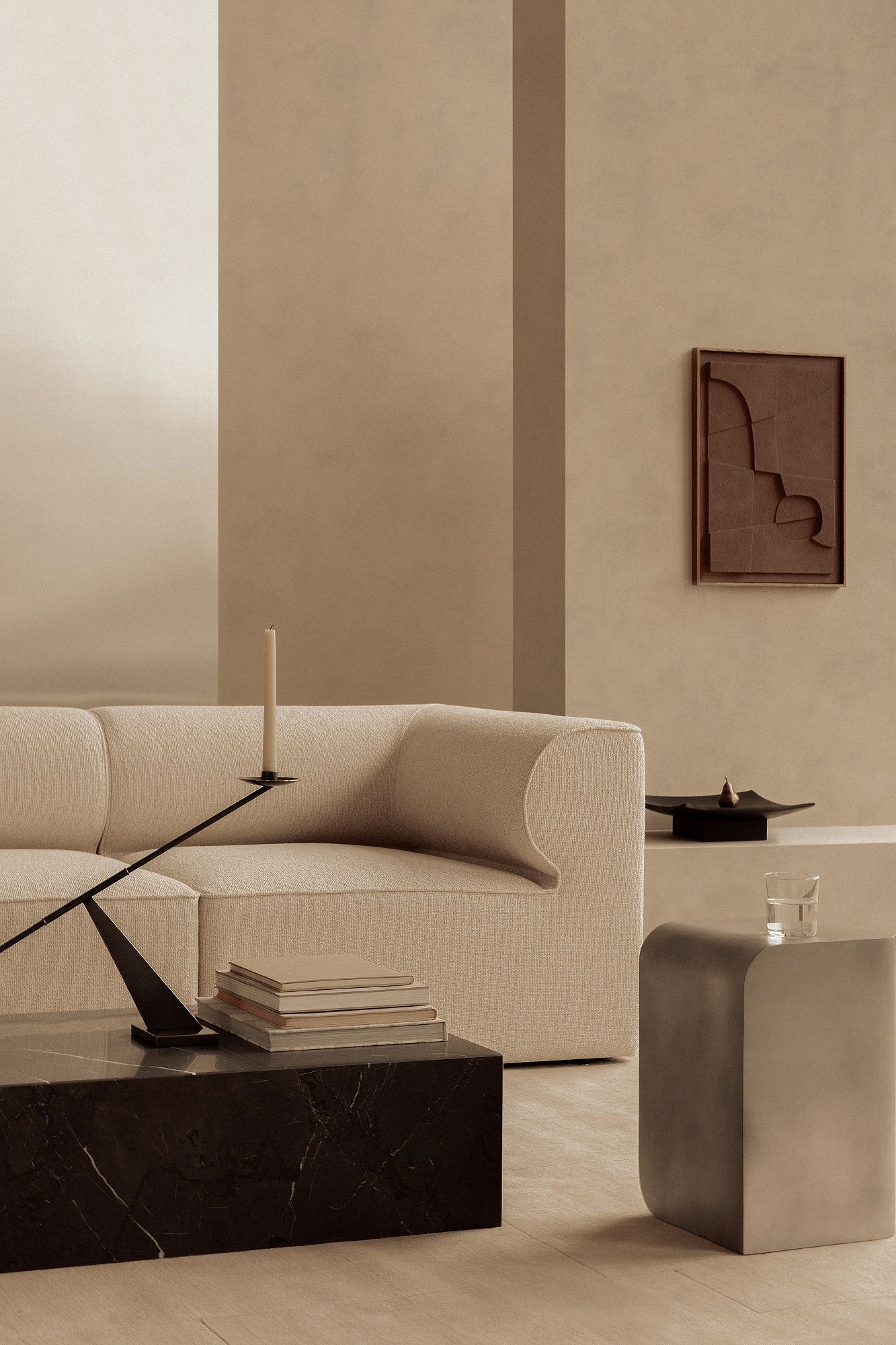 Audo Copenhagen Volume Side Table Beistelltisch in minimalistischem Wohnzimmer mit Sofa und Dekoration.