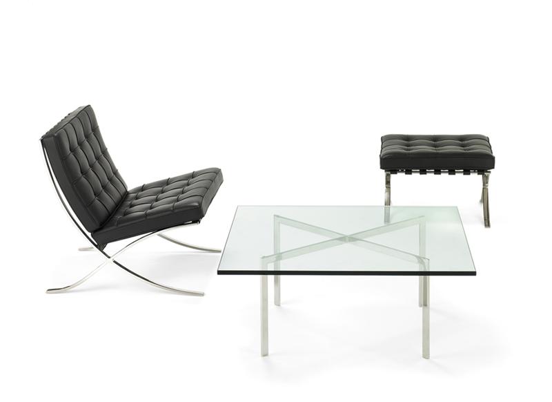 Barcelona Couchtisch von Knoll International mit Sessel und Hocker, Glasplatte und Stahlgestell.