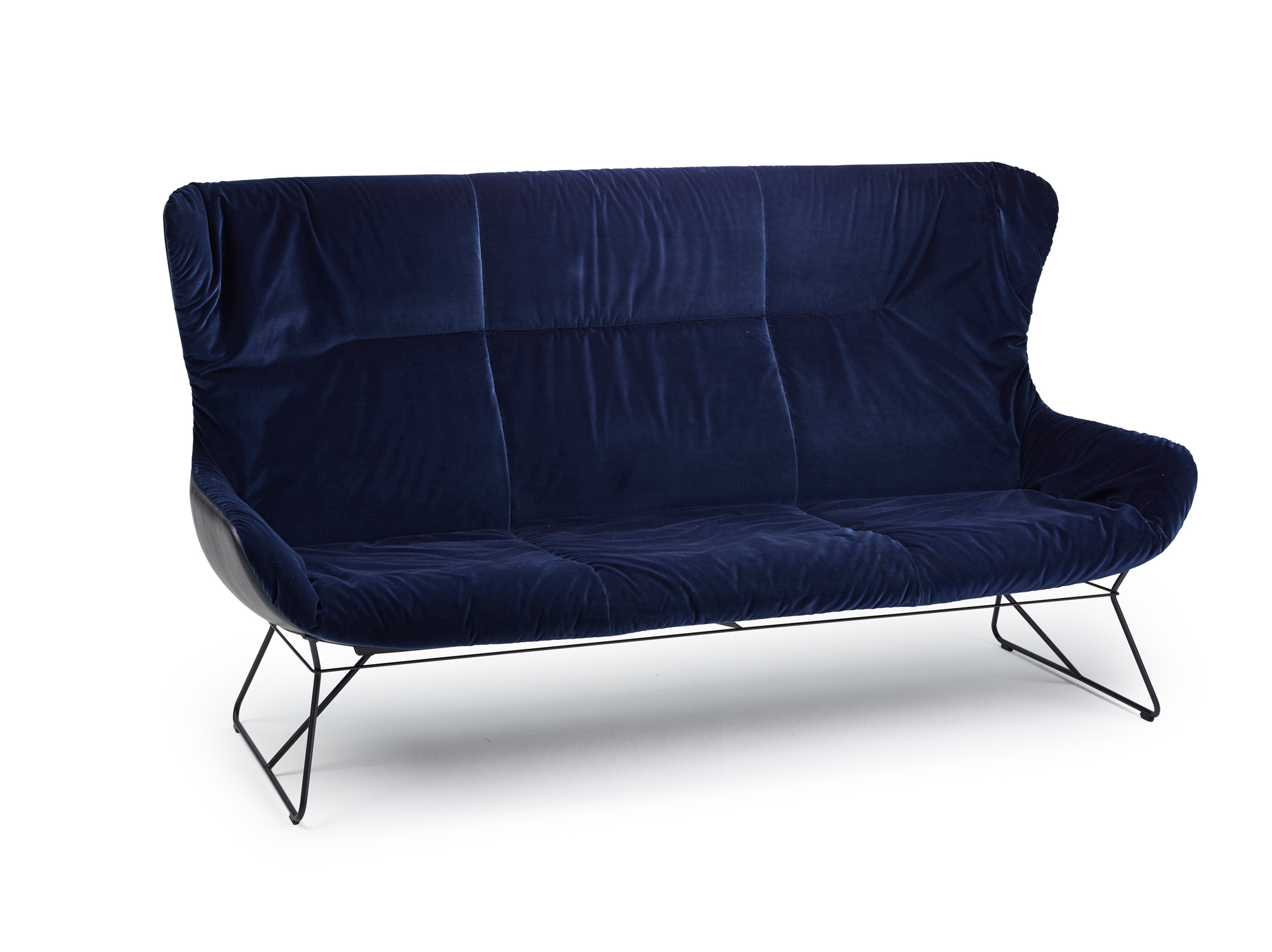 Blaue Leya Wingback Couch von Freifrau Manufaktur mit schwarzem Metallgestell auf weißem Hintergrund.