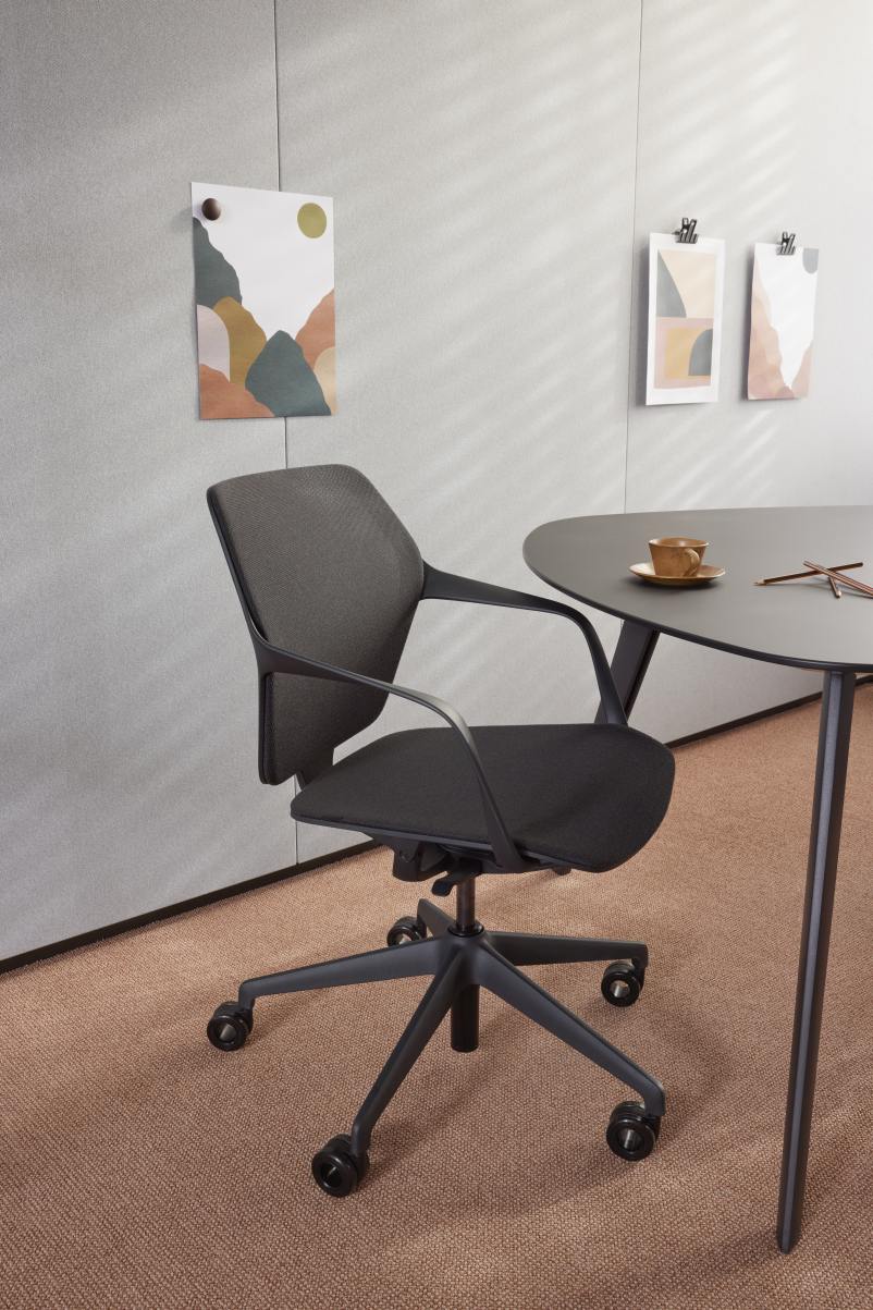 Ray Work 9220 Bürodrehstuhl von Brunner, ergonomischer Schreibtischstuhl mit Armlehnen und schwarzem Stoffbezug für modernes Büro.