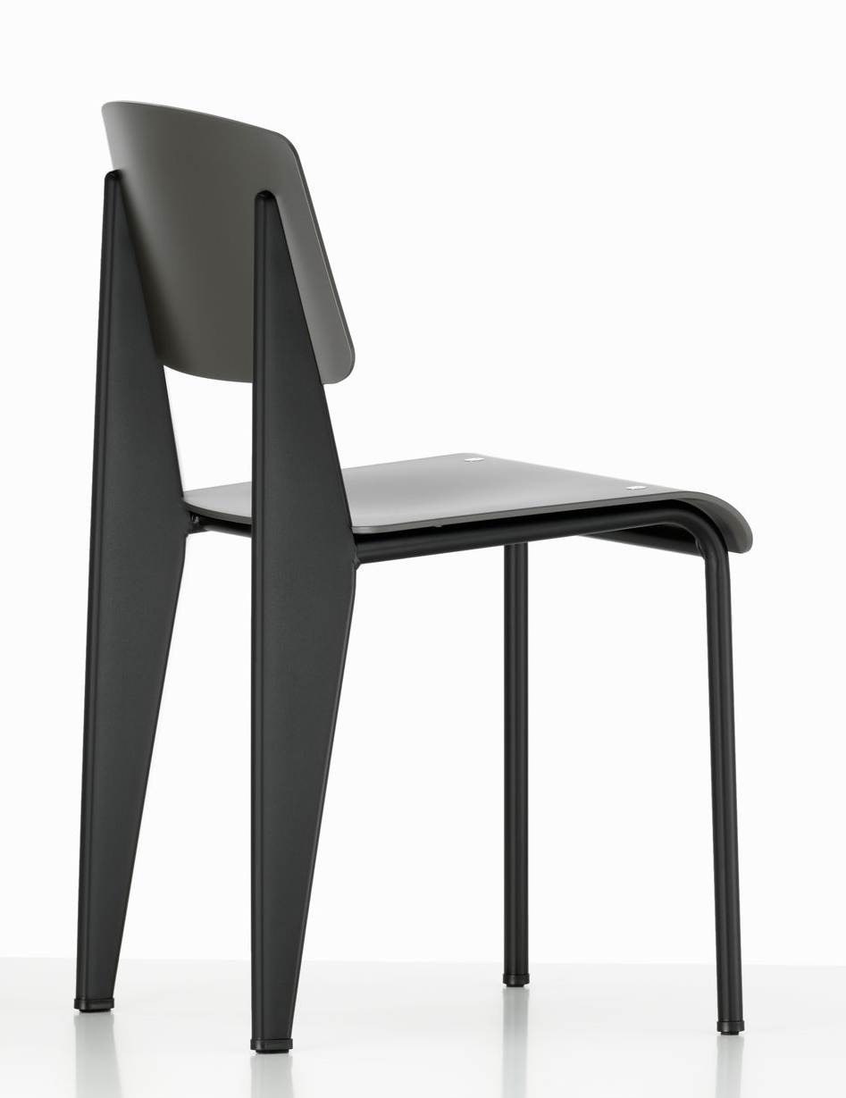 Vitra Stuhl Standard SP, graue Sitzfläche und Rückenlehne, schwarzes Stahlrohrgestell, seitliche Ansicht.