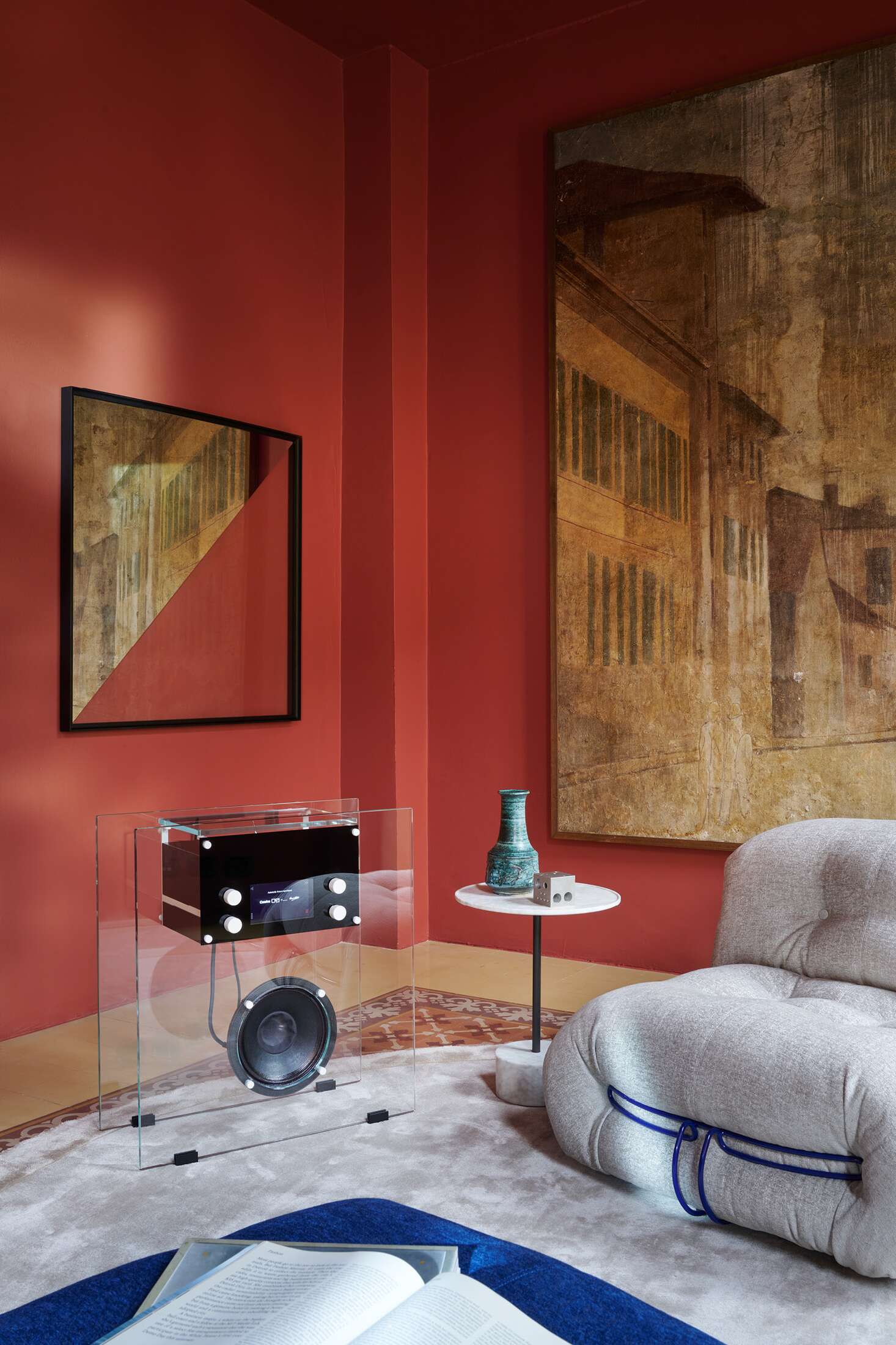 842 Radio in Cristallo von Cassina: Transparente Design-Radio mit satinierten Edelstahlknöpfen im Wohnzimmer.