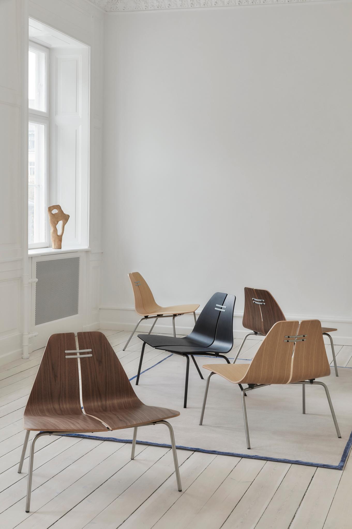 PK23 Loungesessel von Fritz Hansen in verschiedenen Ausführungen in einem hellen, minimalistischen Raum.