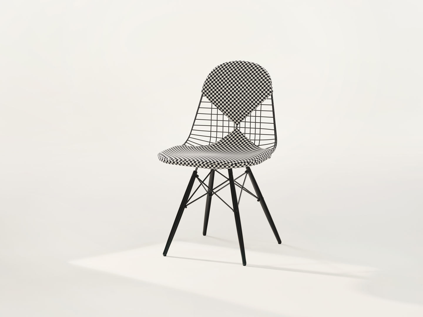 Vitra DKW-2 Wire Chair Stuhl mit schwarz-weiß kariertem Sitzpolster und Rückenlehne auf weißem Hintergrund.