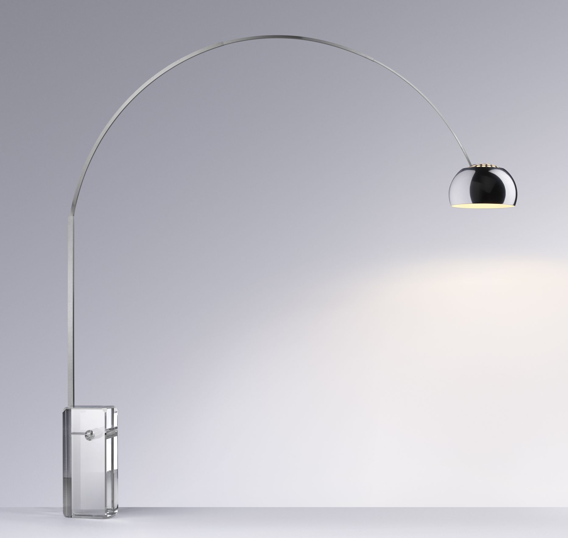Arco Stehleuchte von Flos: Elegante Bogenlampe mit verchromtem Lampenschirm und Marmorfuß.